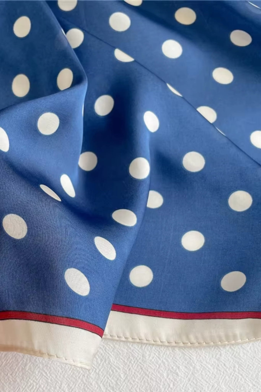 Apaszka, Model: FJ201-3//T40//19, Kolor: granatowy, Skład materiału: 100% Poliester, Przeznaczenie: Wielosezonowe, Wymiary(długość/szerokość): 70cm/70cm (Apaszka, zdjęcie 2)