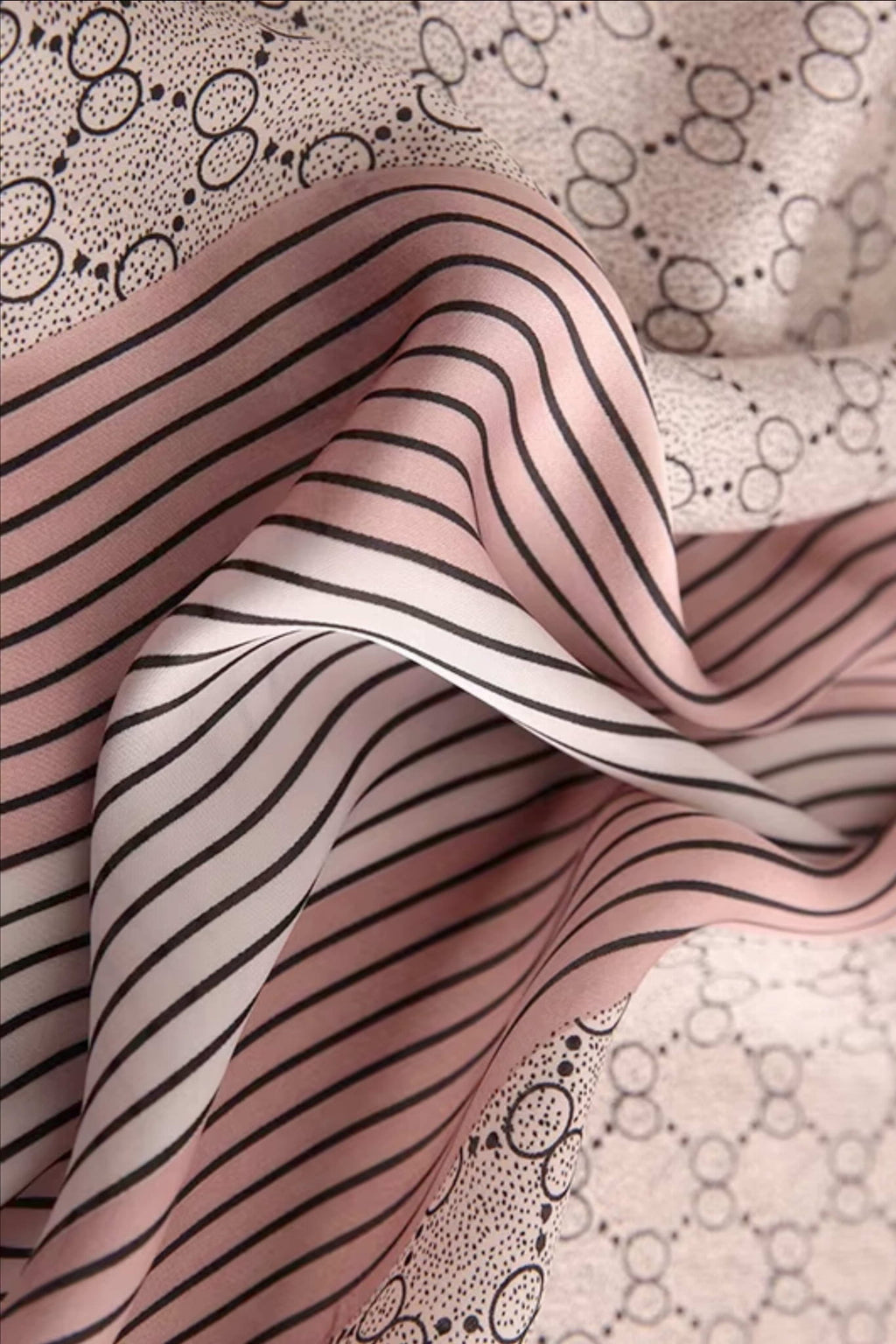 Apaszka w stylizacji na szyi, dodająca elegancji codziennemu outfitowi | KAMEA | Spironik.pl