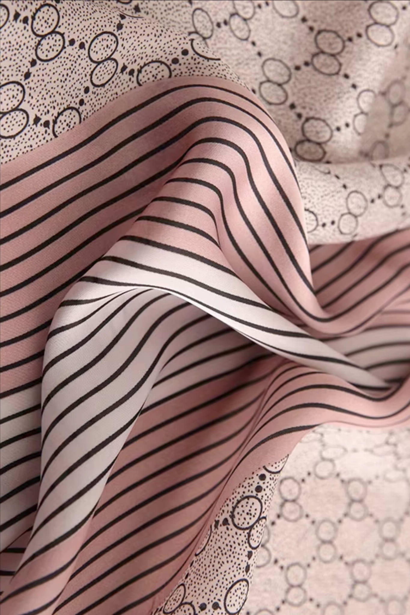 Apaszka w stylizacji na szyi, dodająca elegancji codziennemu outfitowi | KAMEA | Spironik.pl