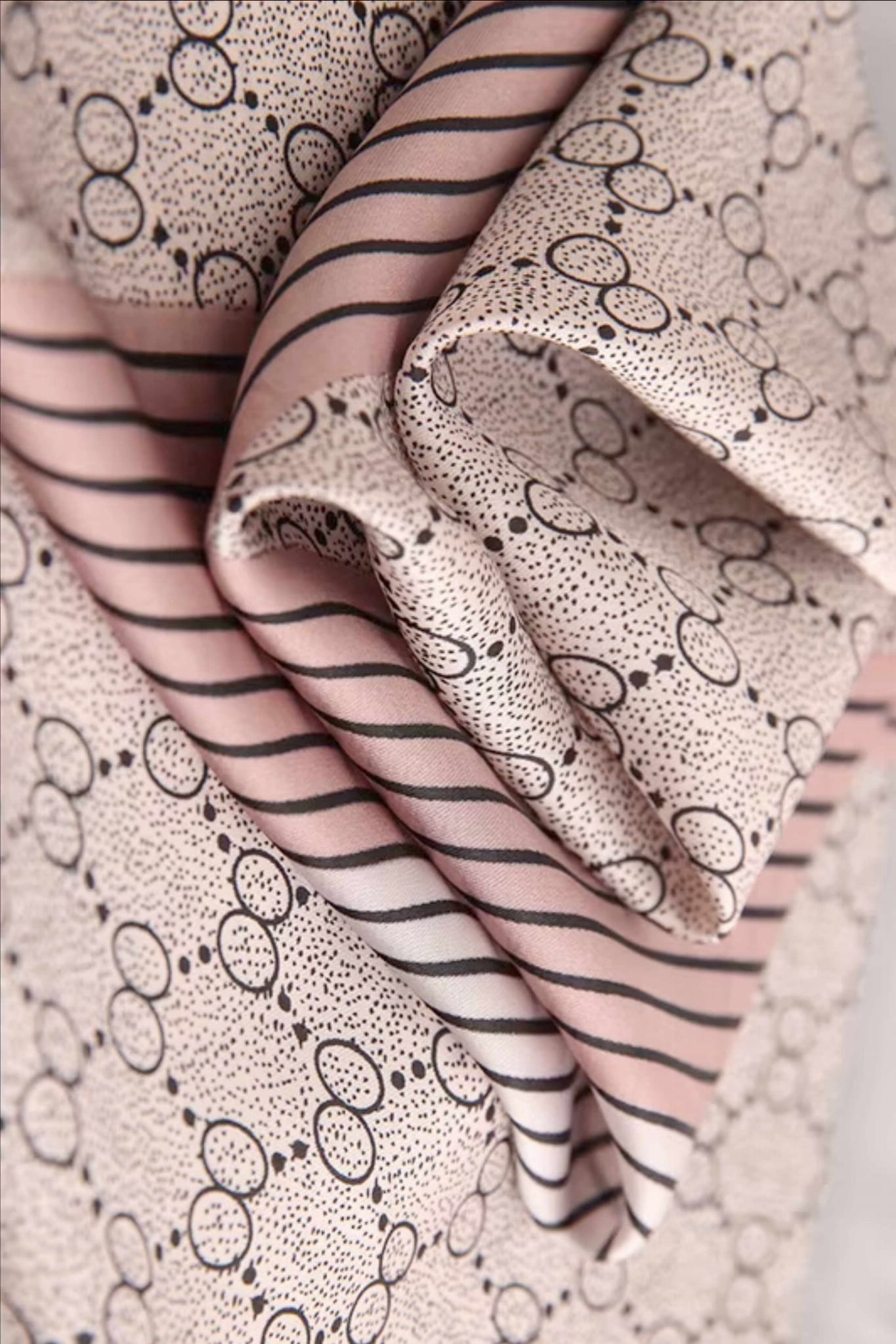 Detal apaszki z bliska, ukazujący gładką fakturę materiału poliester imitującego jedwab | KAMEA | Spironik.pl