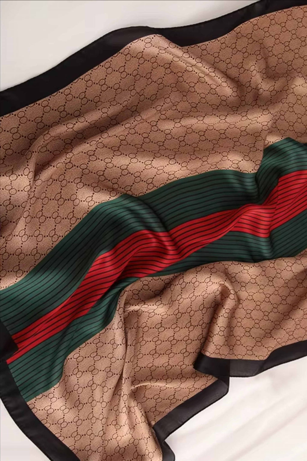 Detal czarnej lamówki na beżowej apaszce z geometrycznym wzorem i kolorowym panelem | KAMEA | Spironik.pl