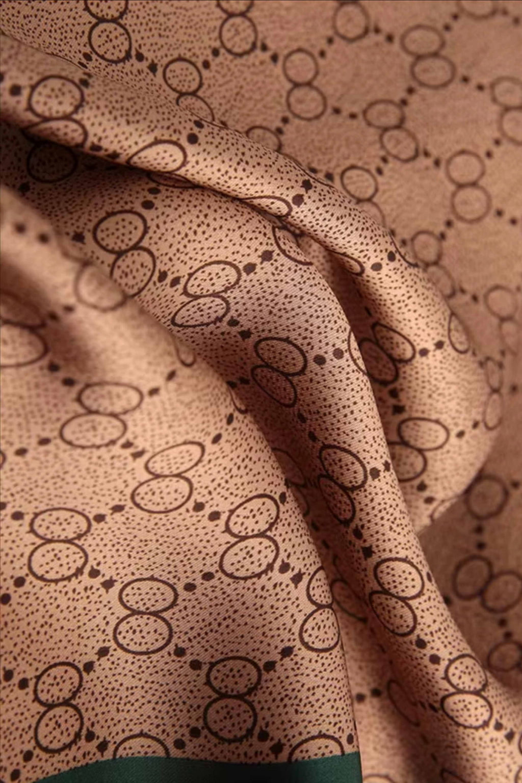 Apaszka w użyciu, stylowo związana na szyi, z eleganckim beżowym kolorem i kontrastowym pasem | KAMEA | Spironik.pl