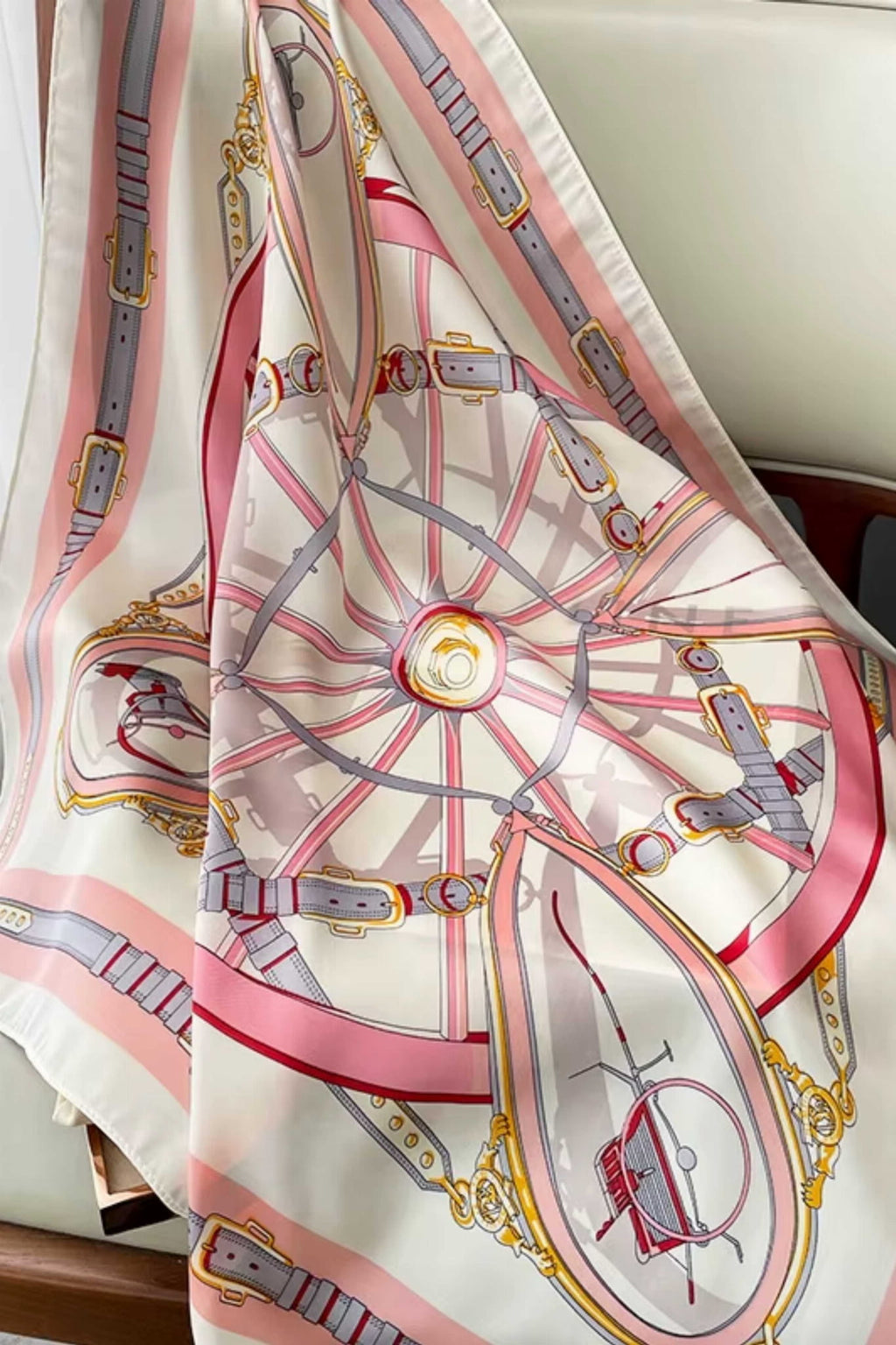 Apaszka o wymiarach 70x70 cm, idealna do noszenia na szyi lub jako dodatek do torebki | KAMEA | Spironik.pl