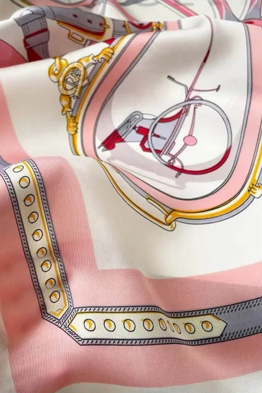 Elegancka apaszka w stylu vintage, wykonana z gładkiej satyny, pięknie odbijająca światło | KAMEA | Spironik.pl