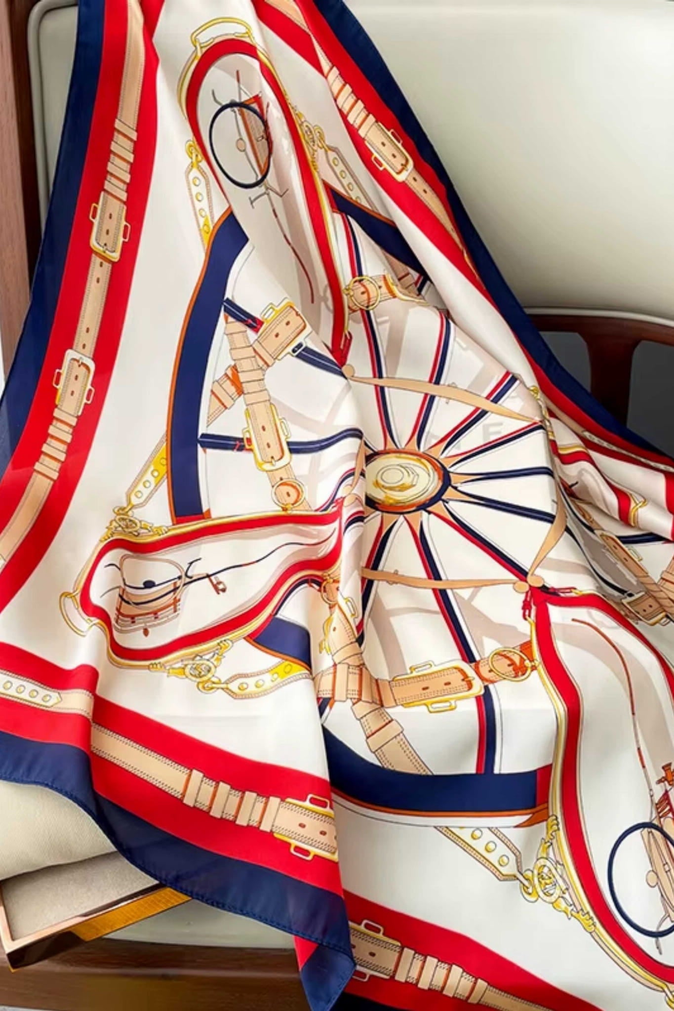 Detal wzoru apaszki z uprzężami i kołem, akcenty w czerwieni, granacie i złocie | KAMEA | Spironik.pl