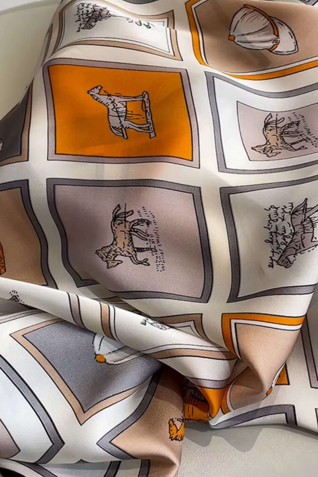 Apaszka noszona na szyi, idealna do wiosennych i jesiennych stylizacji | KAMEA | Spironik.pl