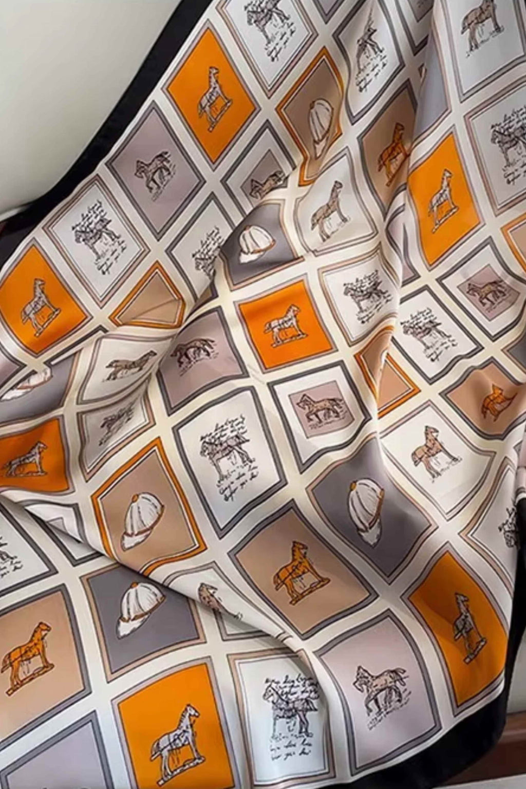 Detal apaszki z lekkością materiału poliester oraz starannie obszytymi brzegami | KAMEA | Spironik.pl