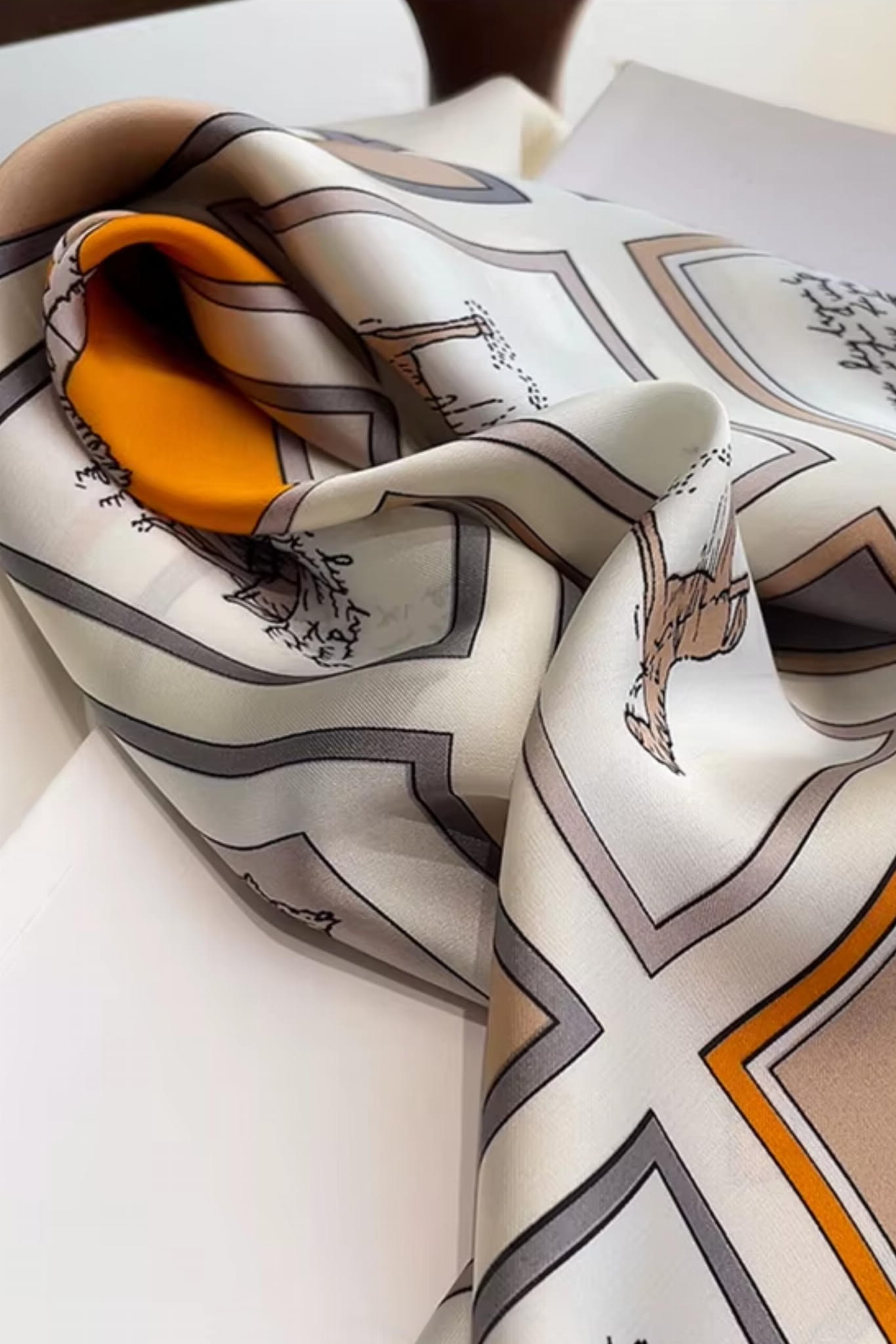 Przód apaszki z nadrukiem koni, kapeluszy i jeździeckich akcentów w stonowanej palecie | KAMEA | Spironik.pl