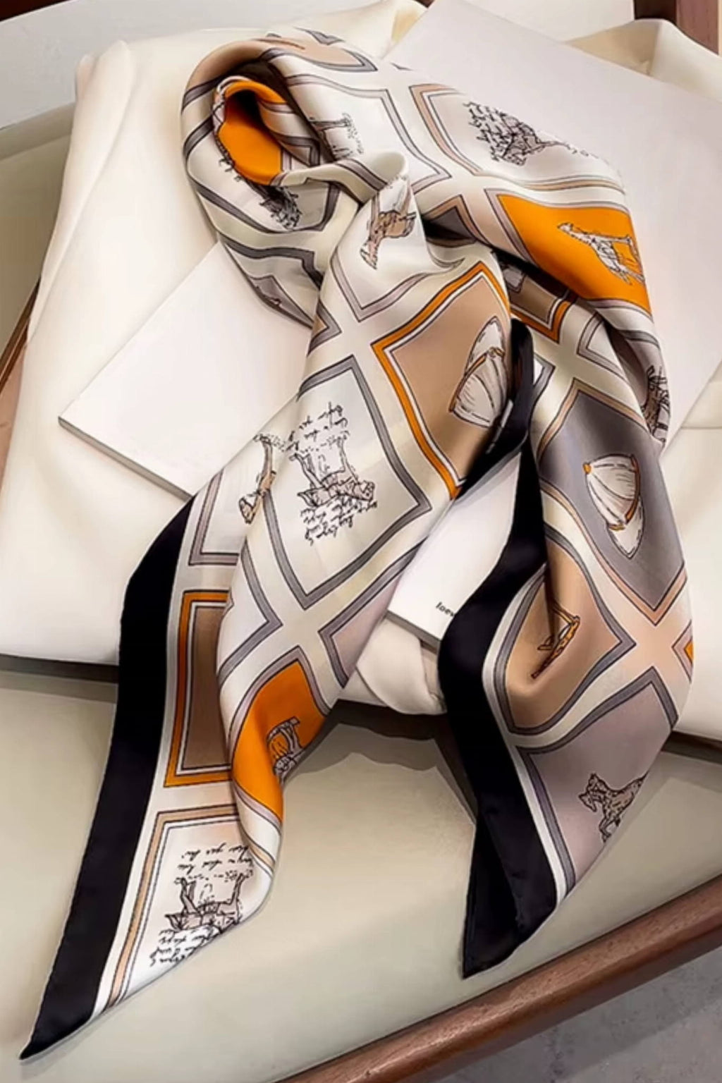 Widok apaszki z akcentami pomarańczu, podkreślający elegancję klasycznego jeździectwa | KAMEA | Spironik.pl