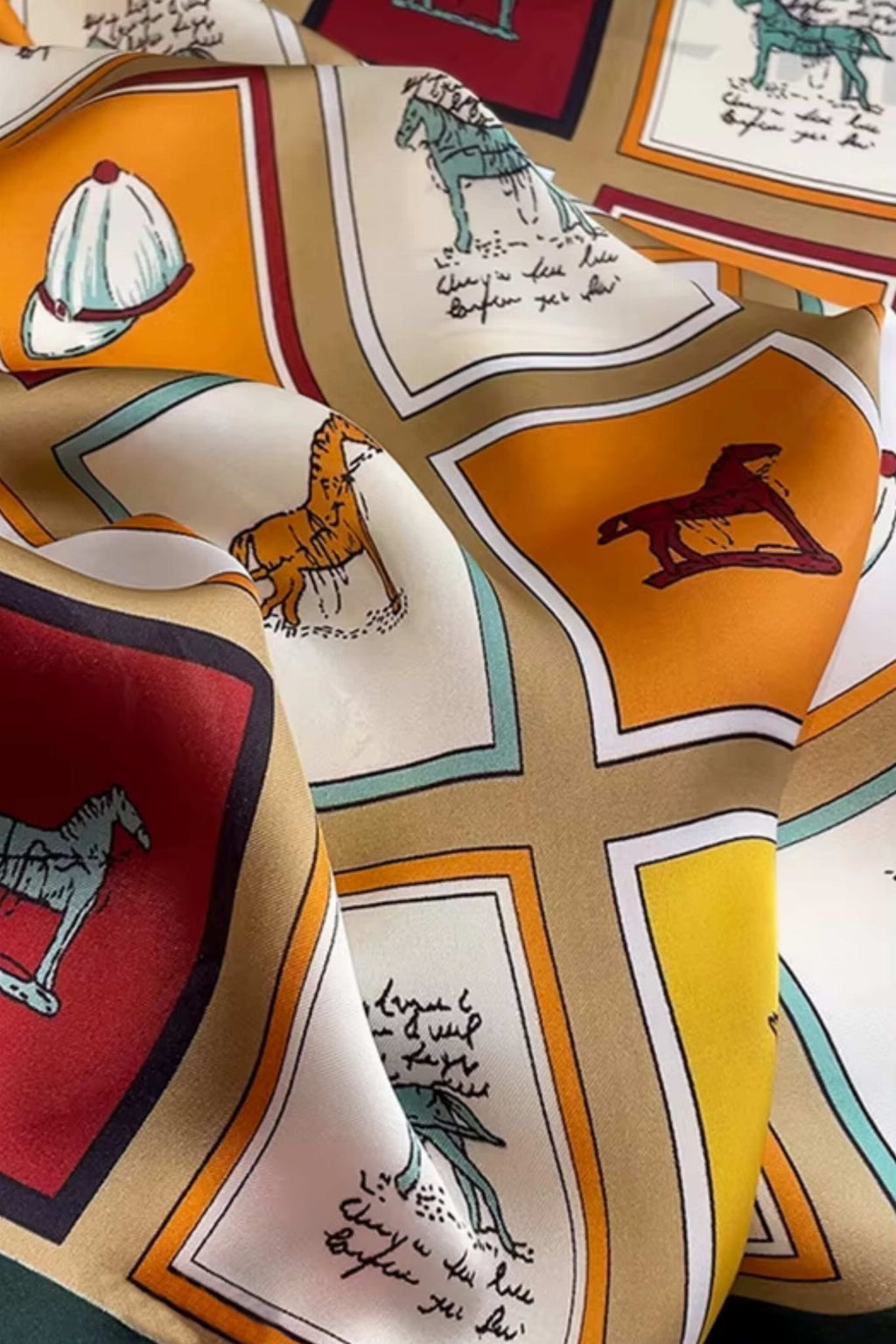 Apaszka w stylu vintage, idealna do noszenia przy klasycznej marynarce lub jesiennym płaszczu | KAMEA | Spironik.pl