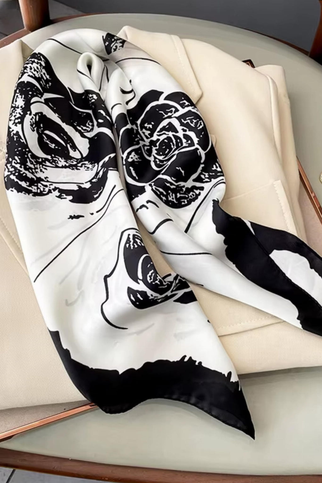 Czarno-biała apaszka z motywem róż, doskonała na każdą porę roku | KAMEA | Spironik.pl