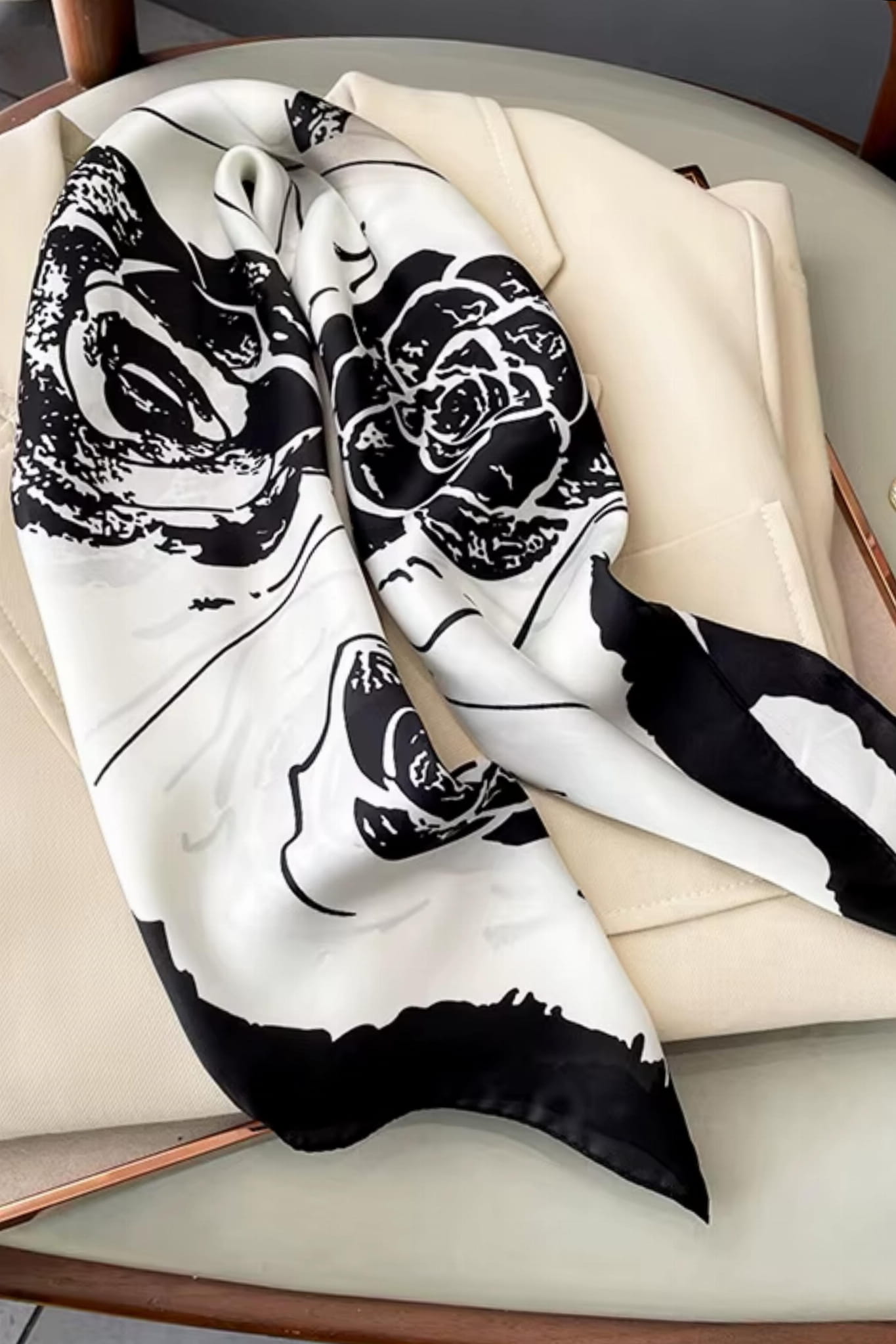 Czarno-biała apaszka z motywem róż, doskonała na każdą porę roku | KAMEA | Spironik.pl