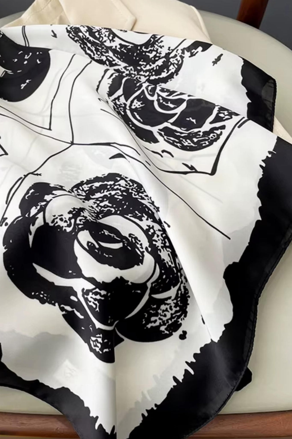 Apaszka w użyciu jako ozdoba na szyi, idealna do minimalistycznych stylizacji | KAMEA | Spironik.pl