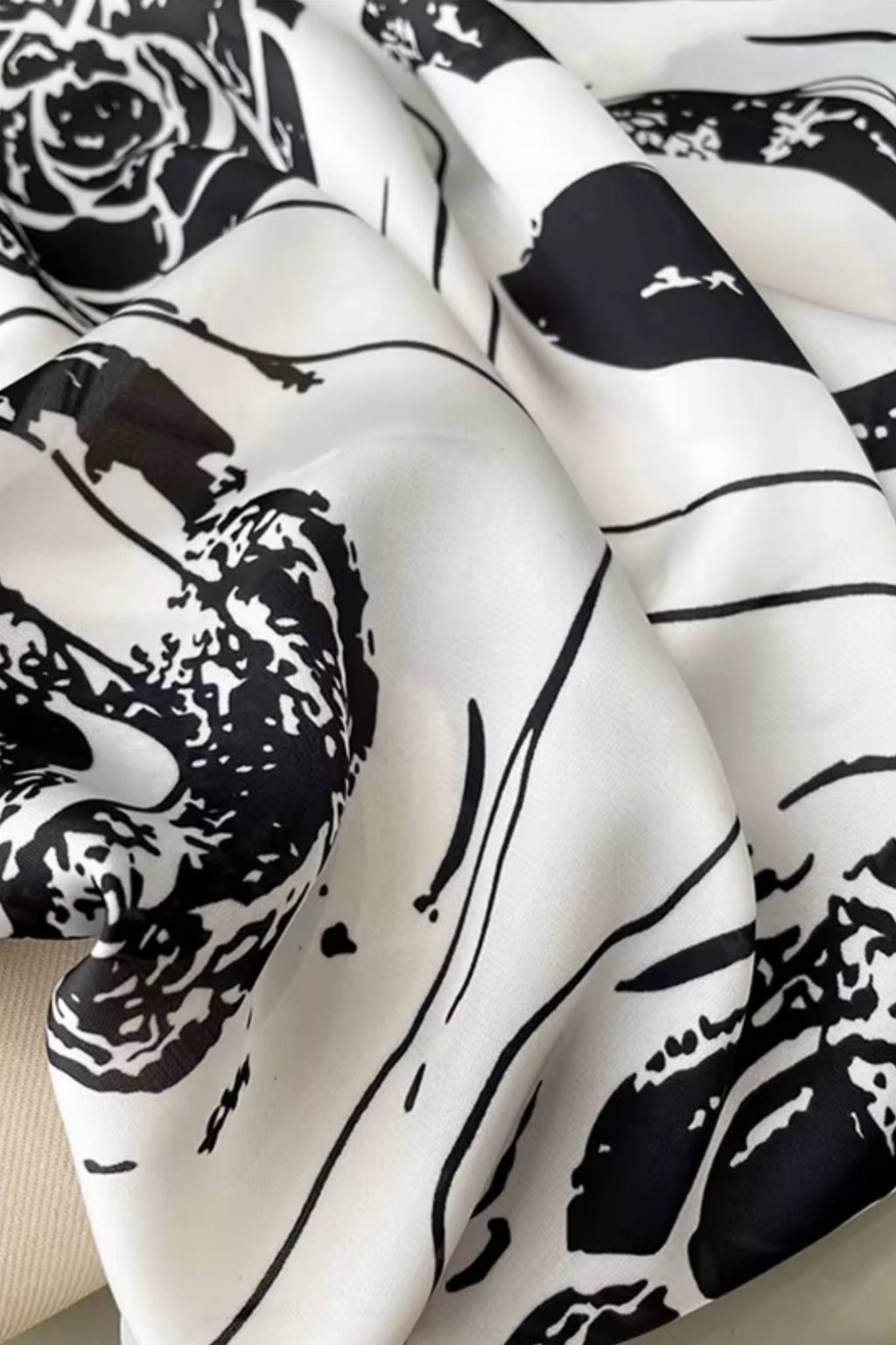 Widok z boku apaszki 70x70 cm, ukazujący nowoczesny, artystyczny wzór | KAMEA | Spironik.pl