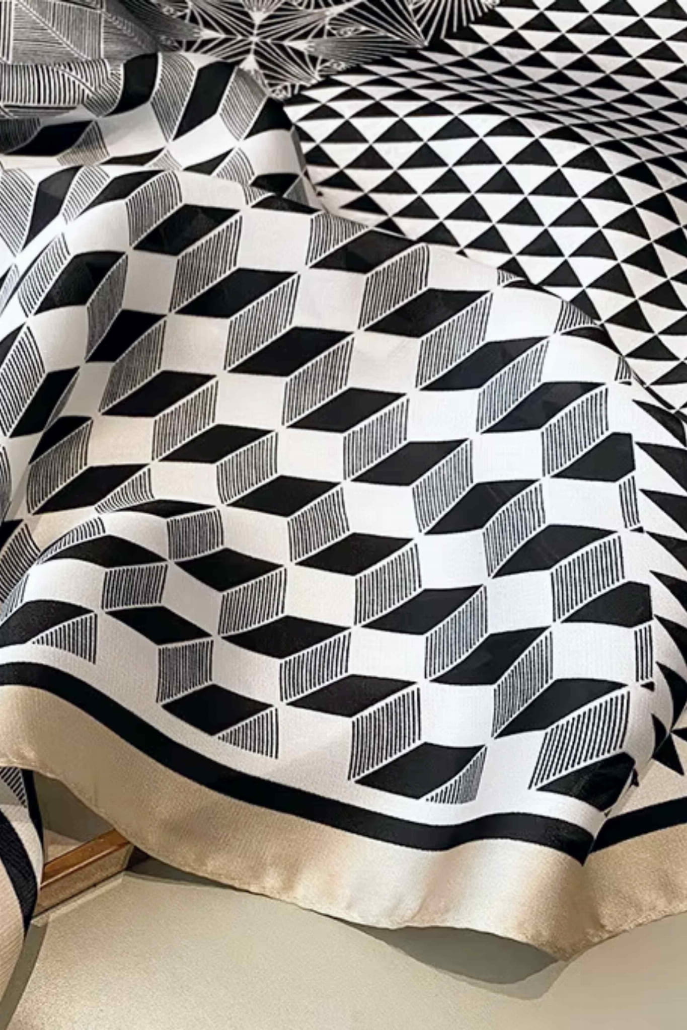 Apaszka w użyciu jako dodatek do torebki, prezentująca nowoczesny styl i elegancki design | KAMEA | Spironik.pl