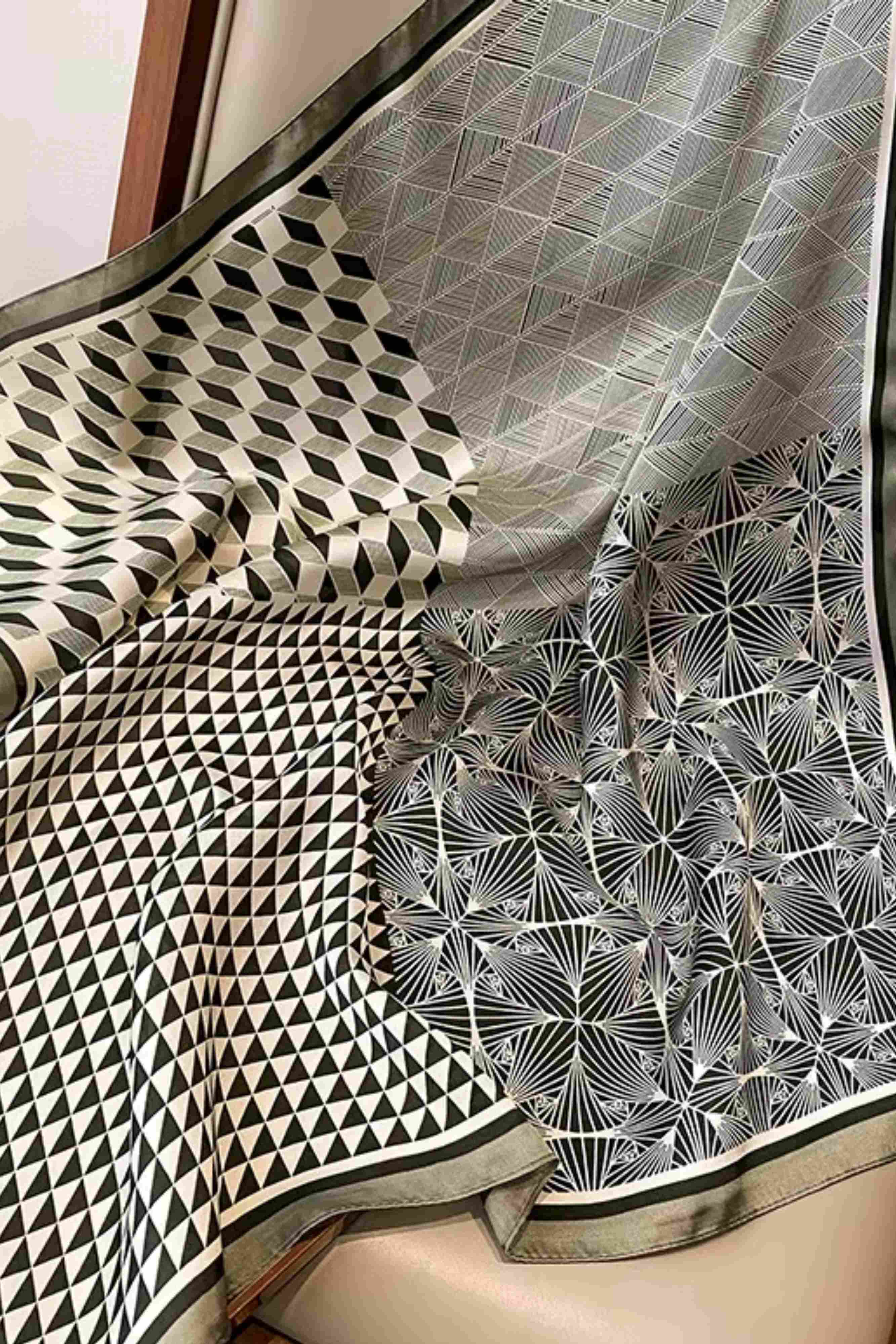 Detal apaszki z bliska, ukazujący subtelny połysk materiału przypominającego jedwab | KAMEA | Spironik.pl