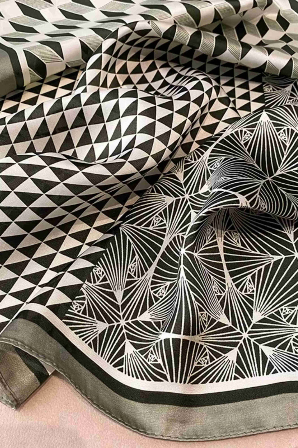 Apaszka noszona na szyi, łącząca elegancję z nowoczesnym wzornictwem w stonowanych barwach | KAMEA | Spironik.pl