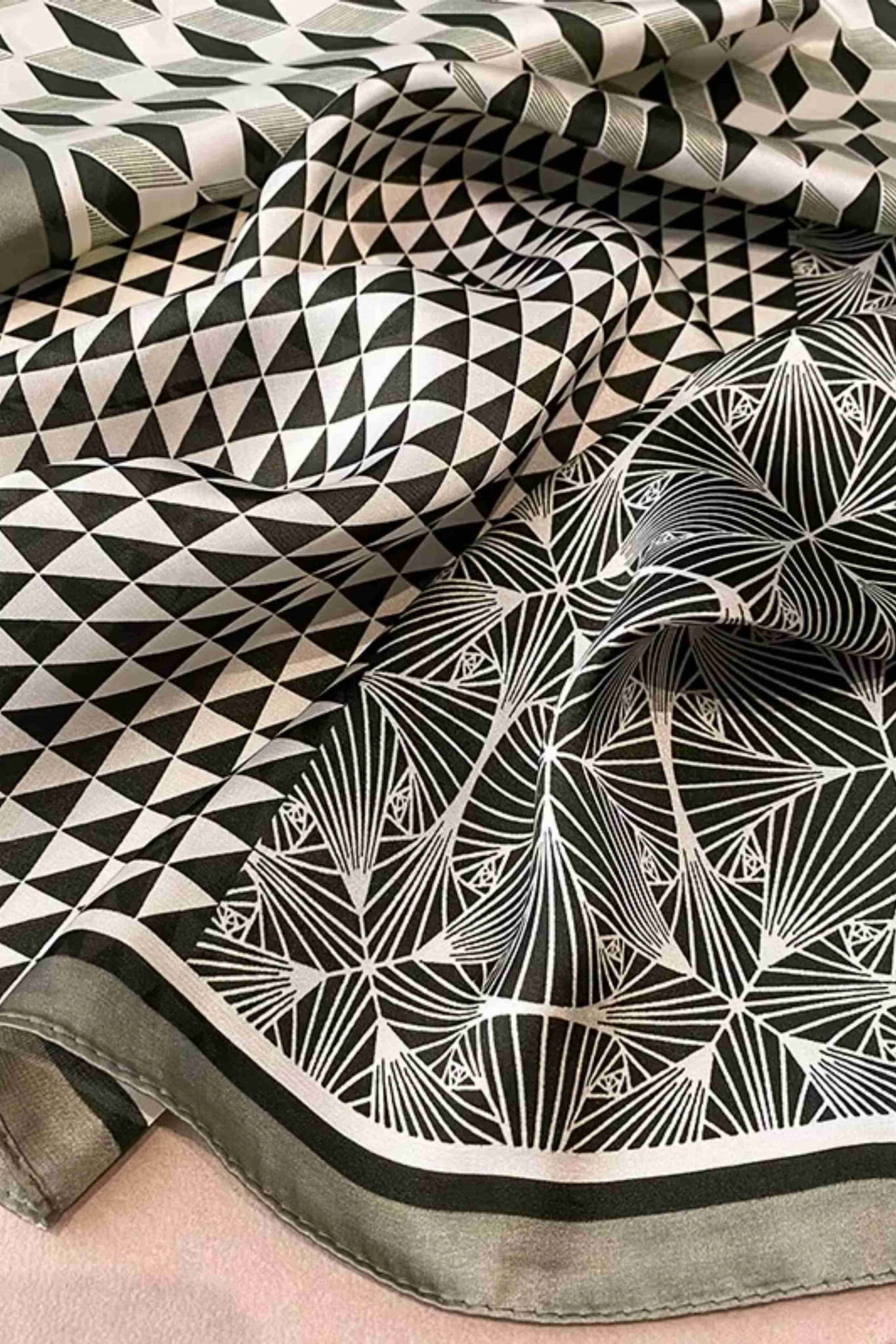 Apaszka noszona na szyi, łącząca elegancję z nowoczesnym wzornictwem w stonowanych barwach | KAMEA | Spironik.pl