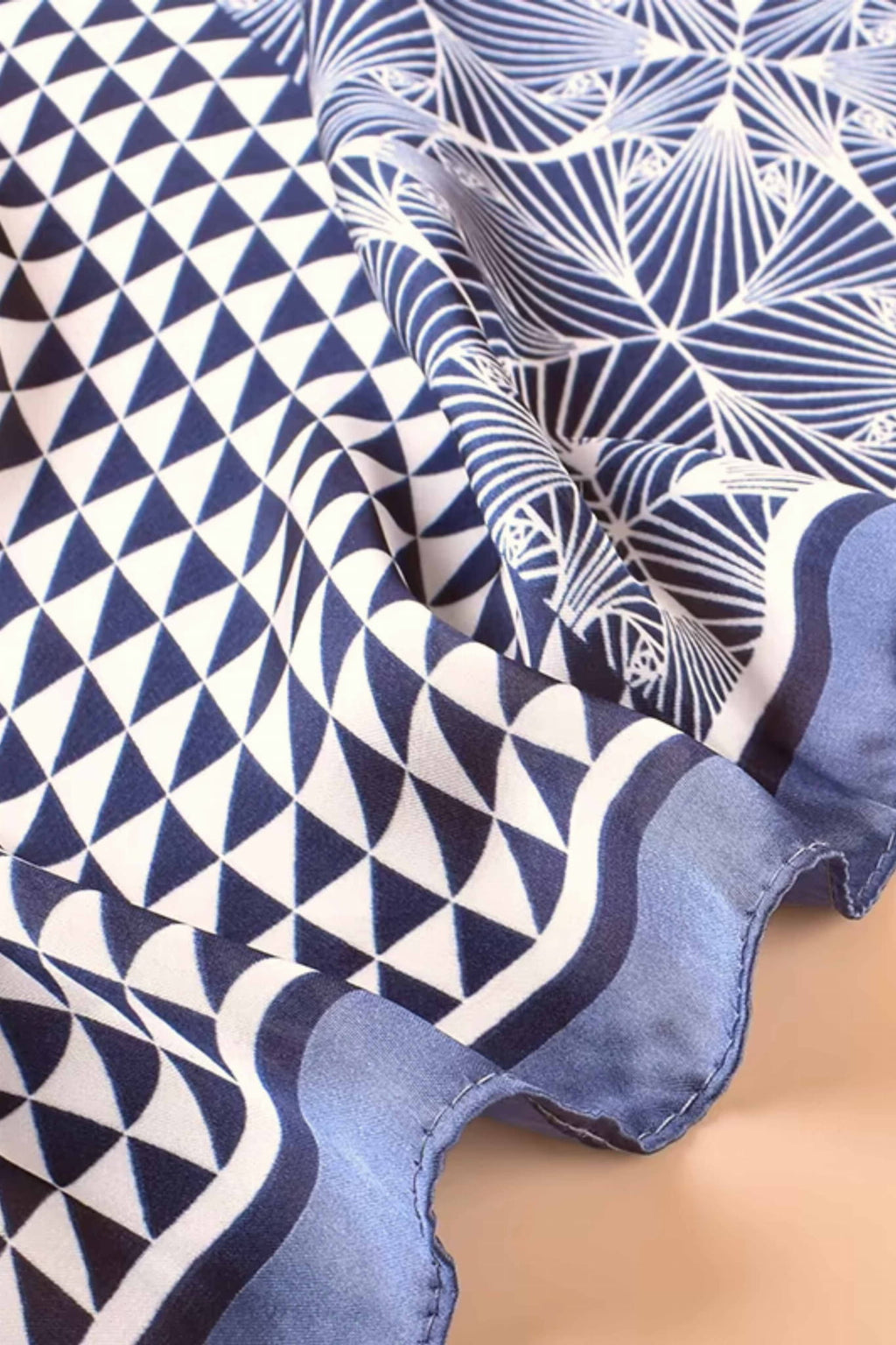 Boczny widok apaszki 70x70 cm, ukazujący lekkość i jedwabistą fakturę materiału | KAMEA | Spironik.pl