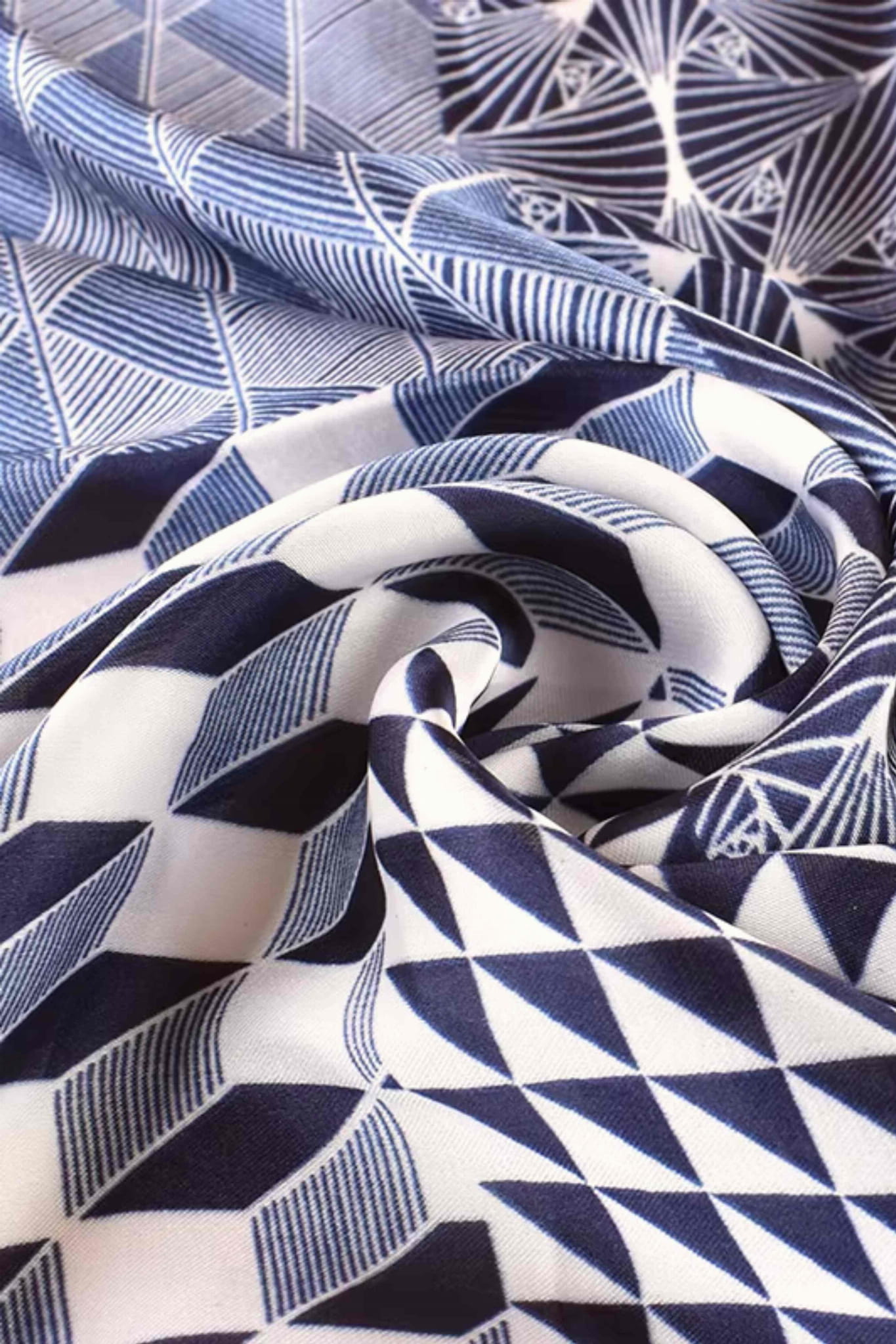 Apaszka w użyciu jako elegancki dodatek do stylizacji na szyję lub do włosów | KAMEA | Spironik.pl