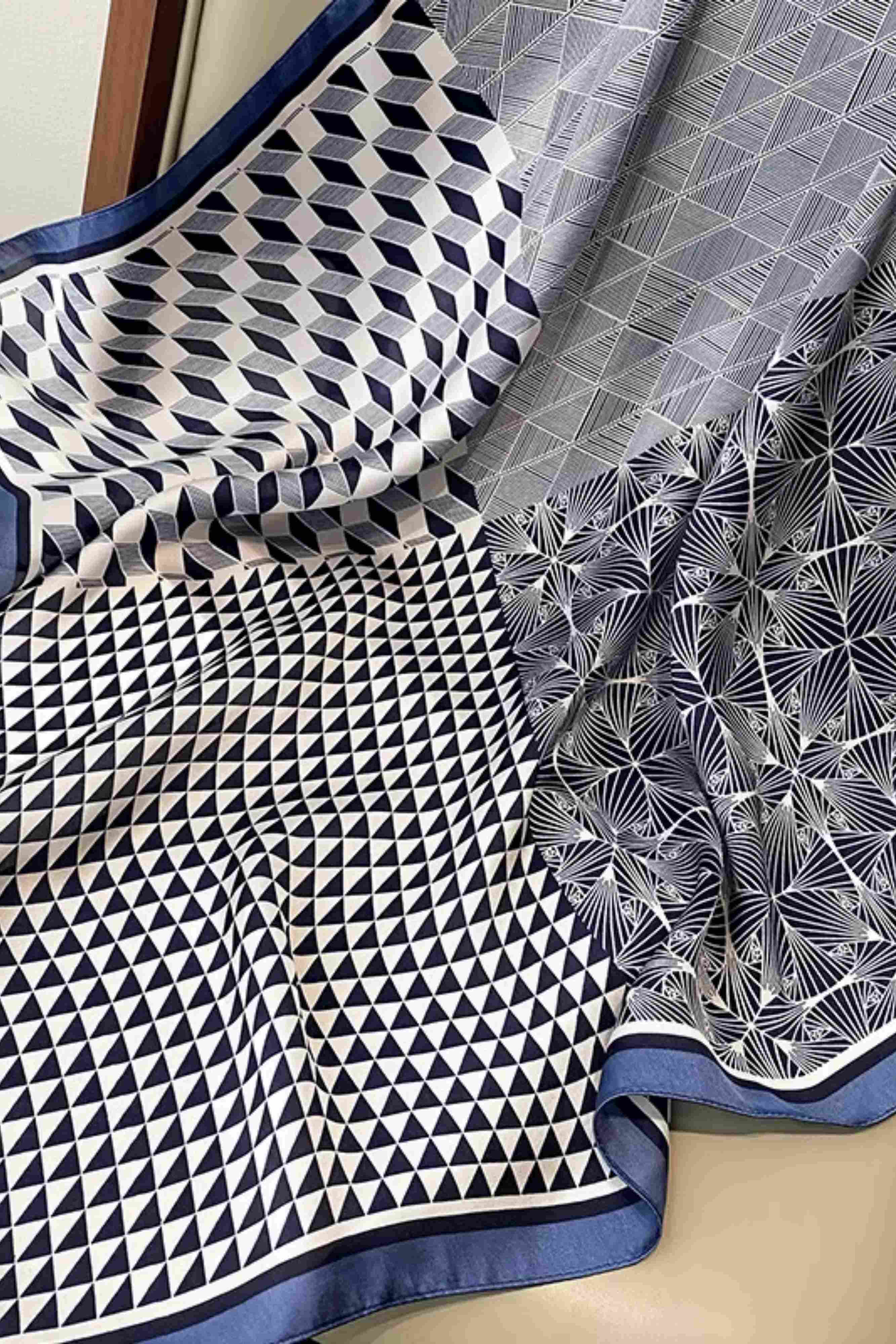 Detal wzoru apaszki: granatowe i białe motywy florystyczne oraz geometryczne | KAMEA | Spironik.pl