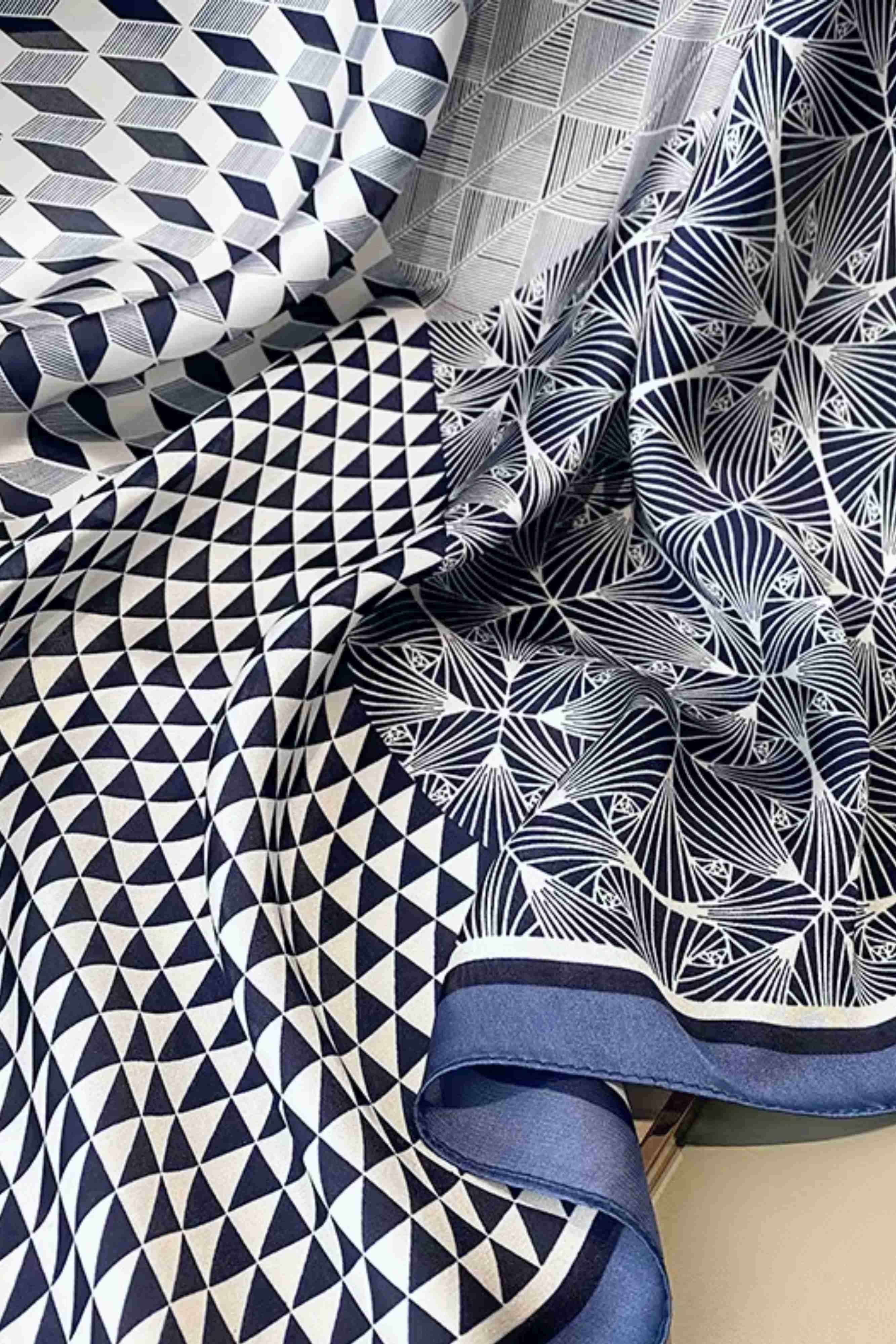 Apaszka damska z bliska, prezentująca delikatne przejścia kolorów i wzorów | KAMEA | Spironik.pl