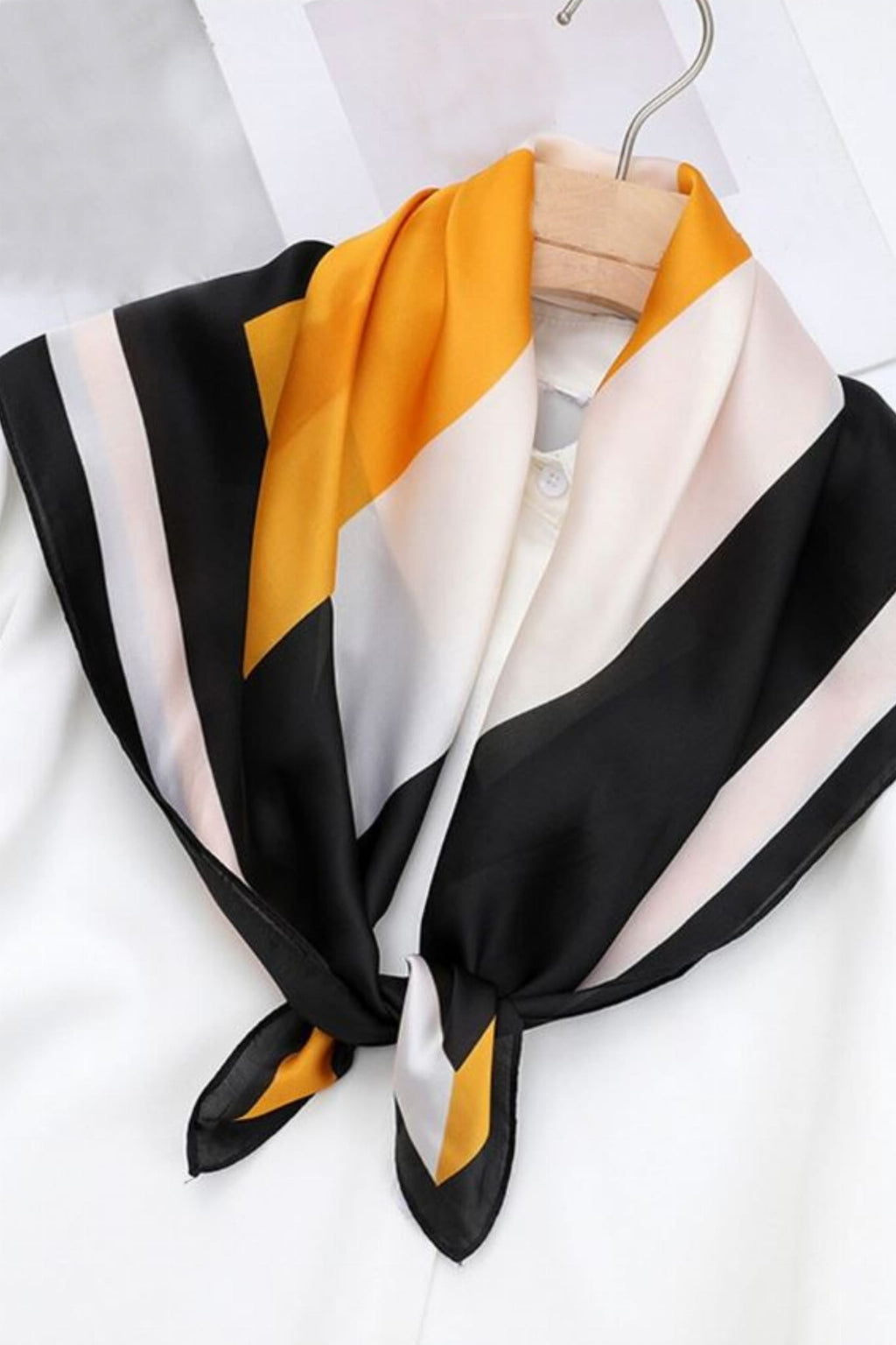 Detal apaszki satynowej, ukazujący gładką fakturę materiału i intensywność musztardowego akcentu | KAMEA | Spironik.pl