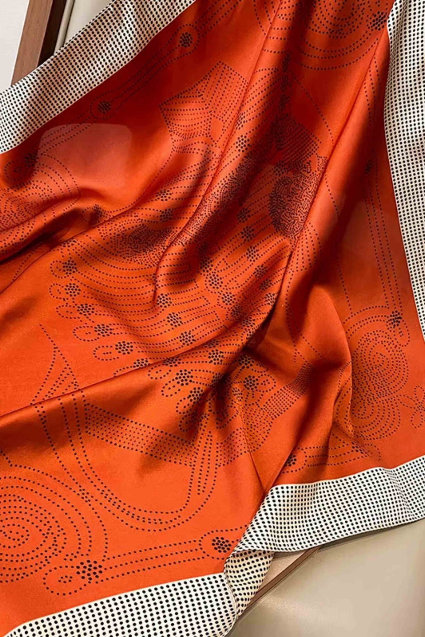 Apaszka w miedzianym kolorze z czarnym wzorem, idealna do noszenia na szyi lub jako ozdoba torebki | KAMEA | Spironik.pl