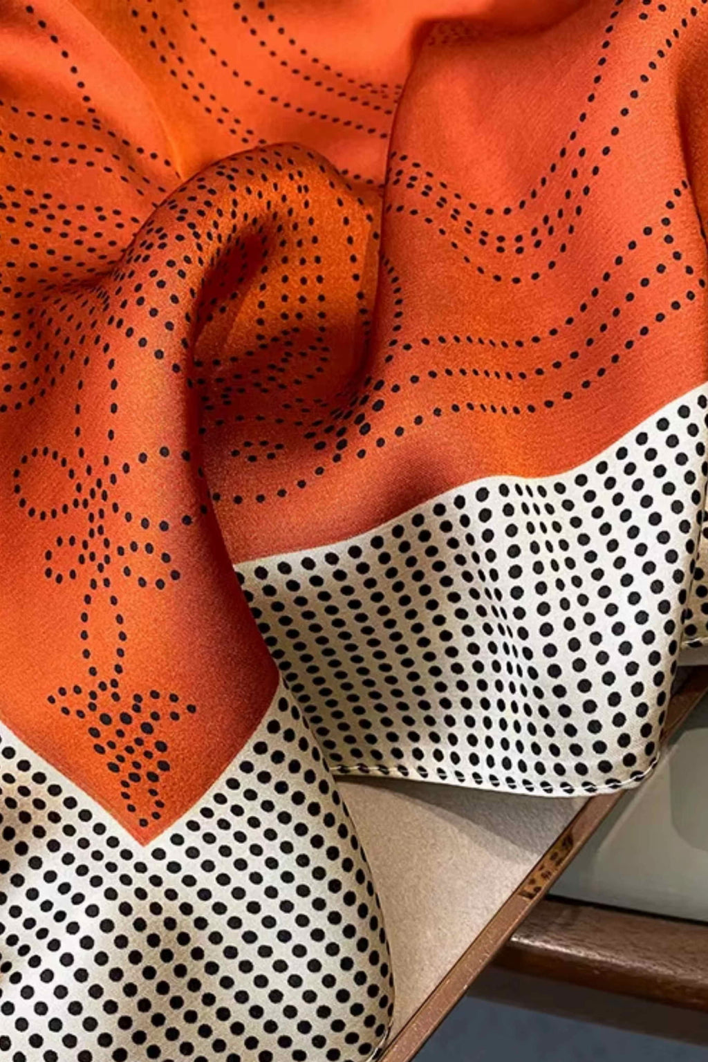 Widok apaszki z boku, ukazujący elegancki geometryczny wzór i delikatną fakturę materiału | KAMEA | Spironik.pl