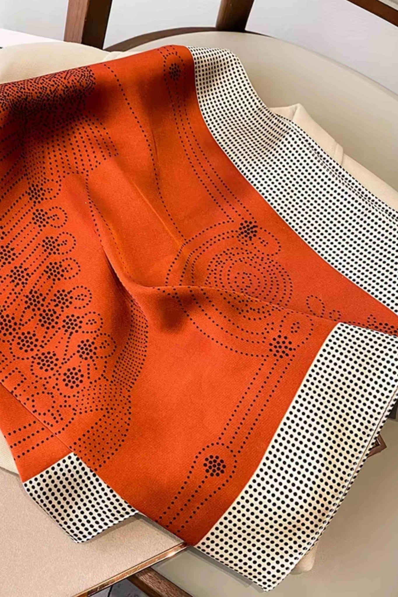 Apaszka damska w użyciu, dodająca klasycznej elegancji codziennej stylizacji | KAMEA | Spironik.pl