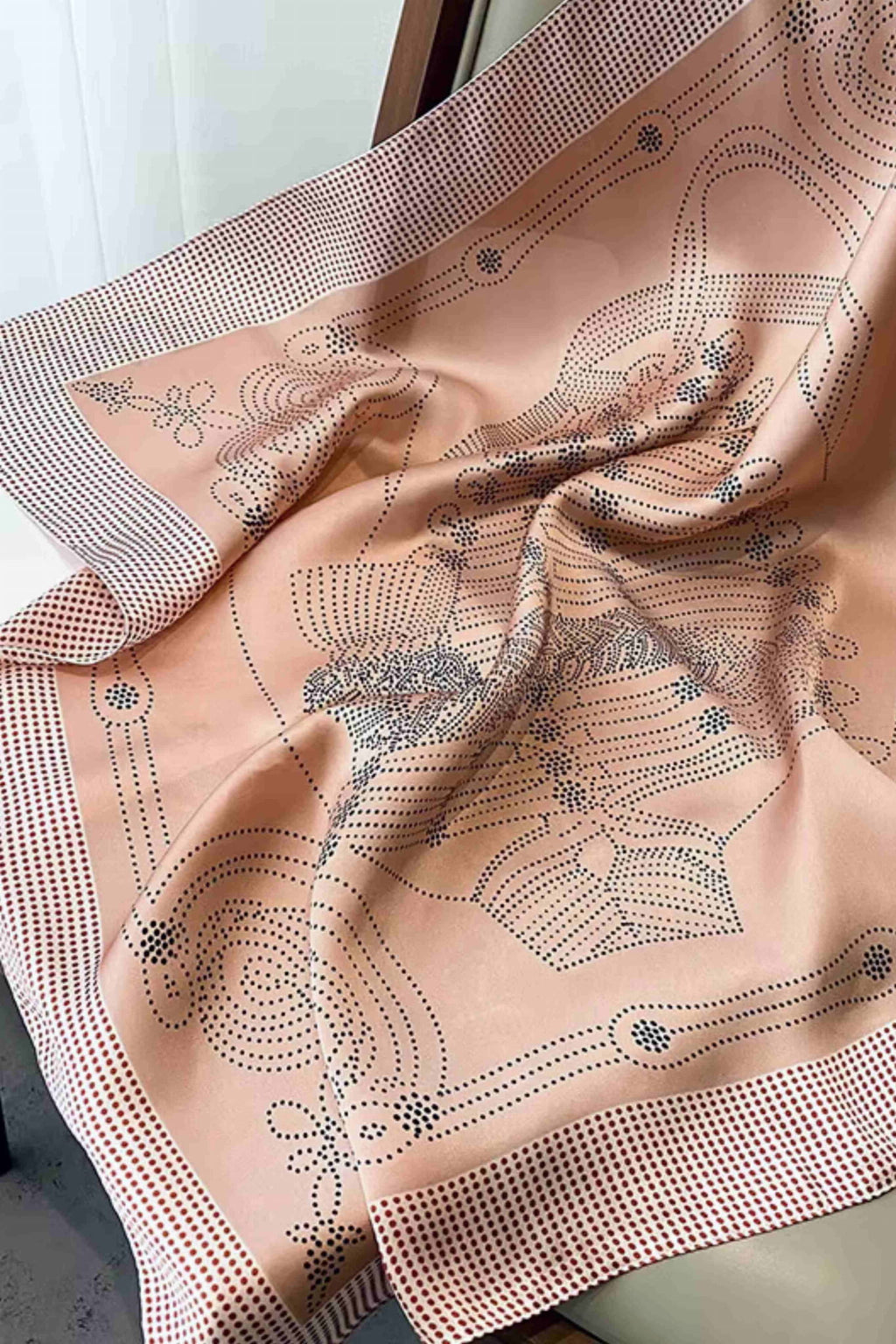 Apaszka o wymiarach 70x70 cm, wykonana z poliestru imitującego jedwab, idealna na każdą porę roku | KAMEA | Spironik.pl