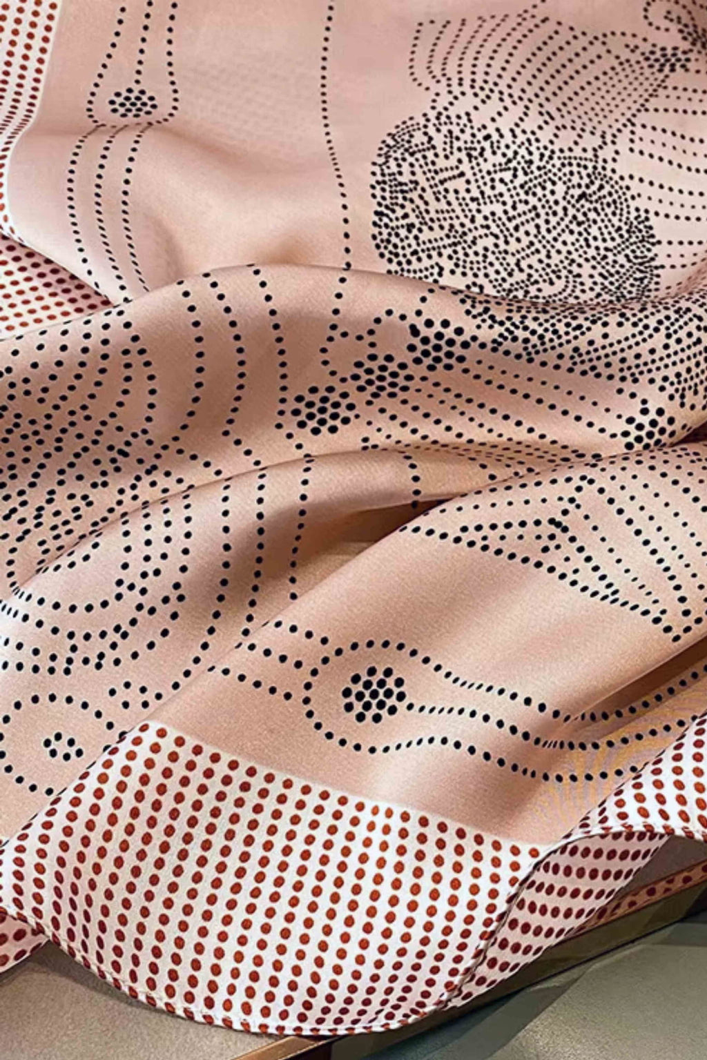 Stylizacja apaszki na szyi, podkreślająca elegancki trencz i letnią sukienkę | KAMEA | Spironik.pl