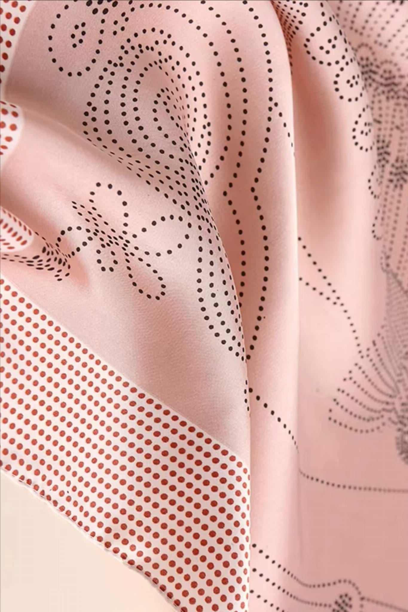 Widok boku apaszki z geometrycznym wzorem w czerni oraz kontrastową ramką w drobne kropki | KAMEA | Spironik.pl