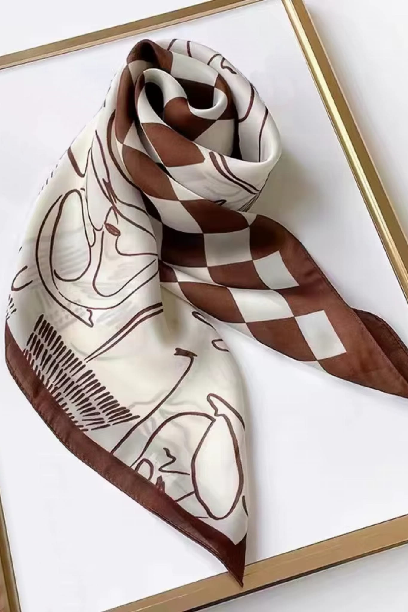 Apaszka w użyciu, stylizowana na beżowym płaszczu, tworząca harmonijną kompozycję | KAMEA | Spironik.pl