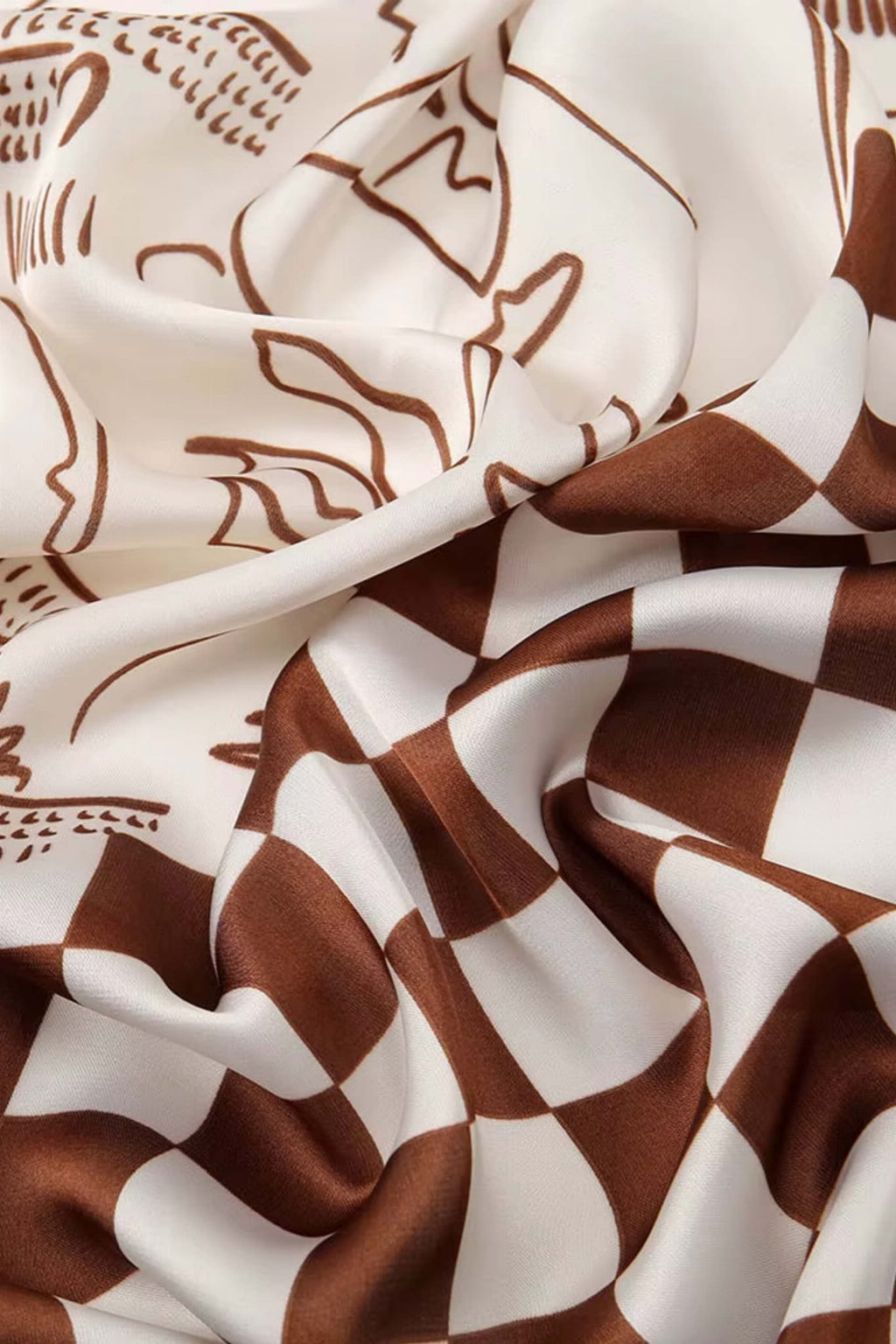 Wzór apaszki z motywami roślinnymi i kobiecymi w odcieniach brązu i kremu | KAMEA | Spironik.pl