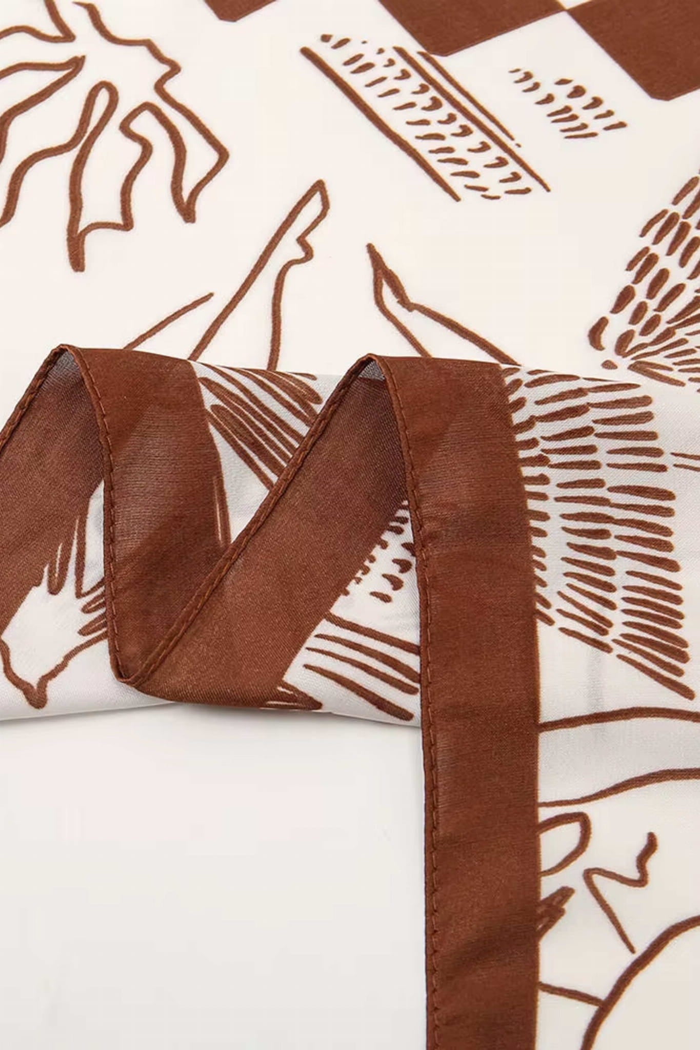 Apaszka 70x70 cm w ujęciu z boku, prezentująca eleganckie układanie materiału | KAMEA | Spironik.pl