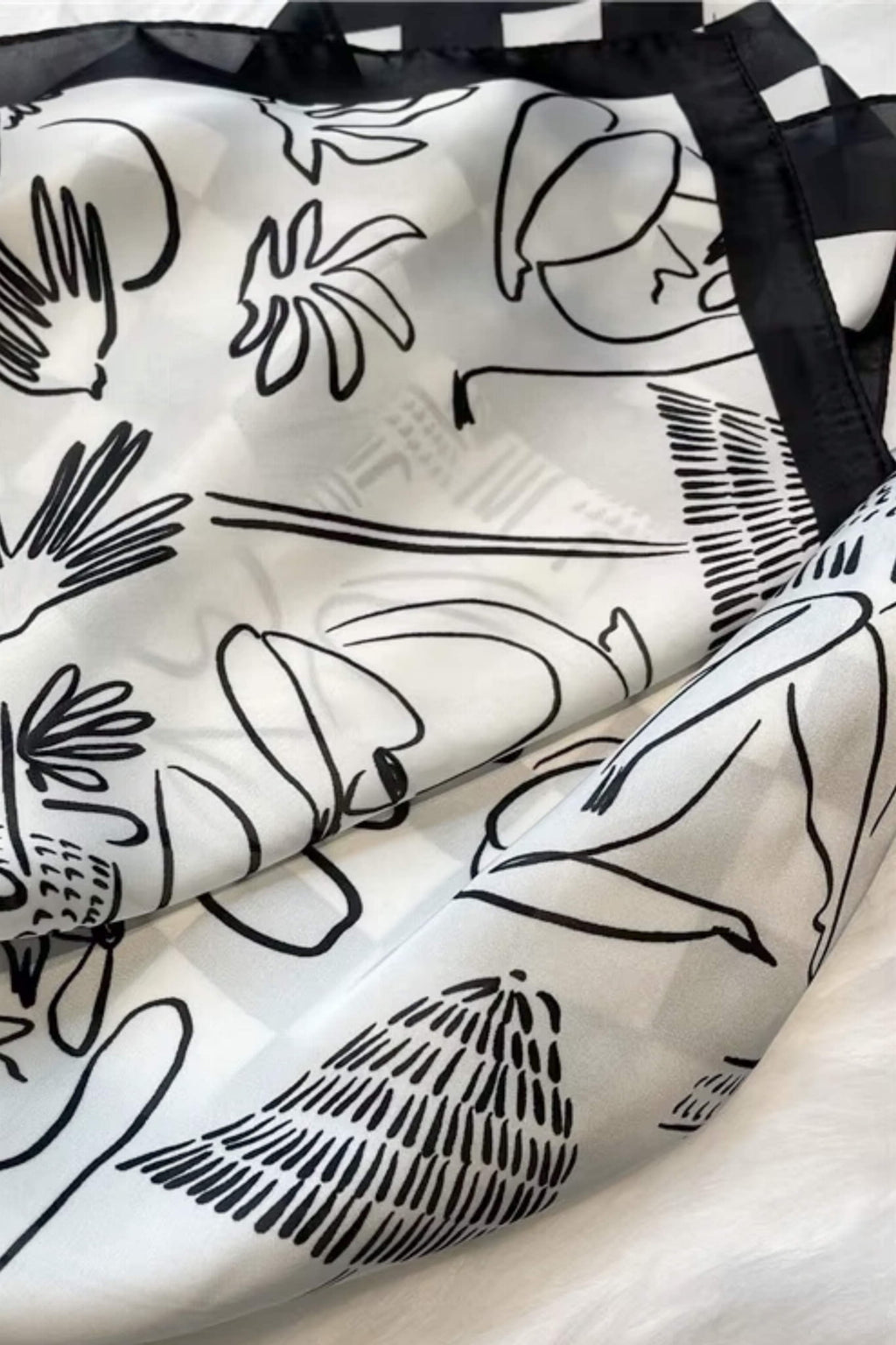 Widok z boku na apaszkę czarno-białą, ukazujący jej delikatny połysk i gładką fakturę | KAMEA | Spironik.pl