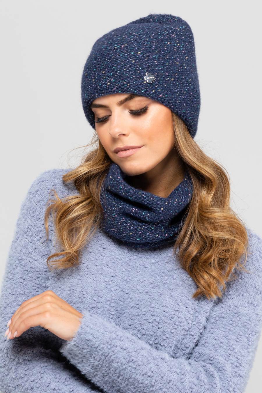 Detal czapki Badalona z widocznym ociepleniem i wysokiej jakości przędzy w granatowym kolorze | KAMEA | Spironik.pl