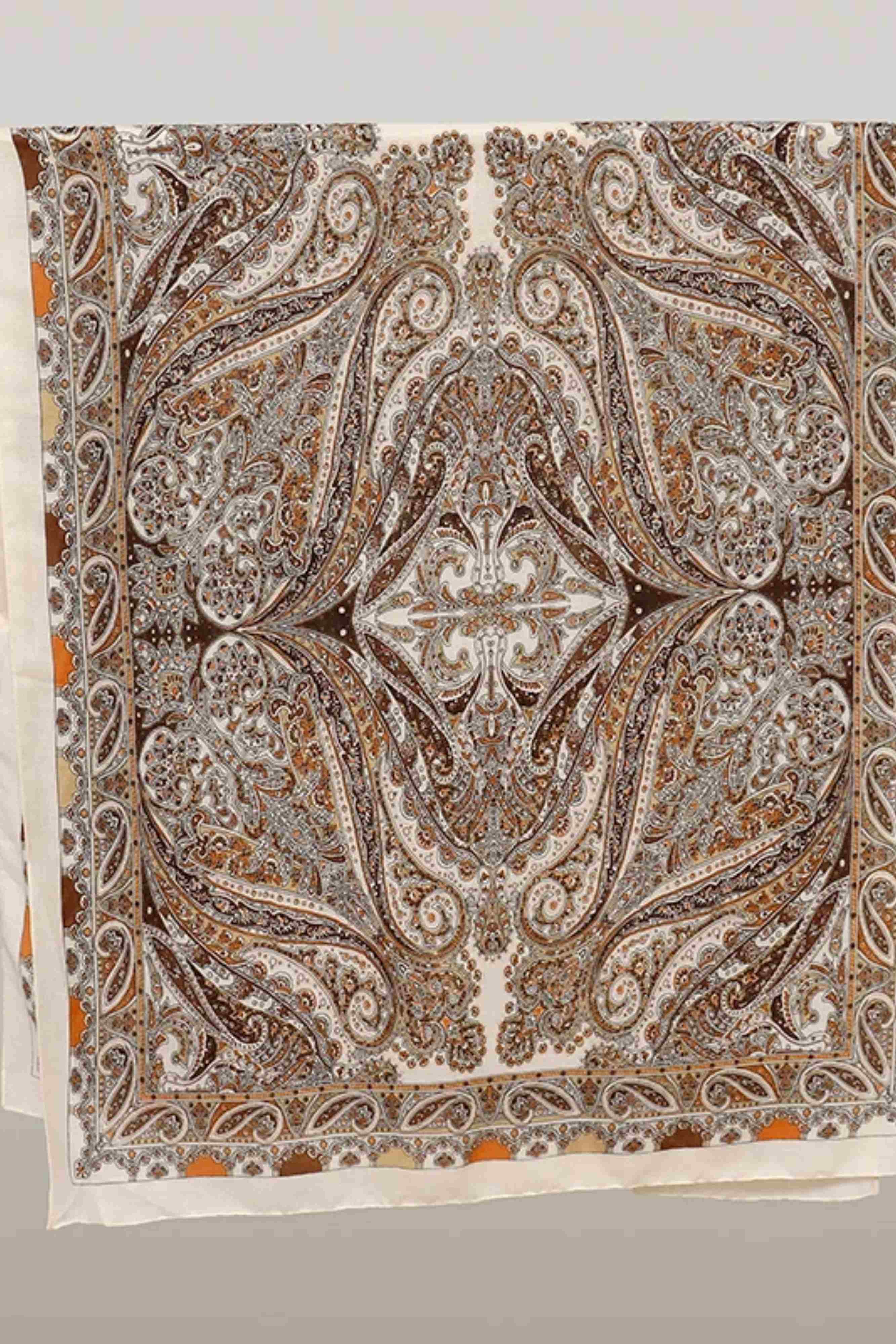 Detail šátku o rozměrech 180x85 cm, ukazující měkkou texturu viskózy a elegantní vzor paisley | KAMEA | Spironik.pl
