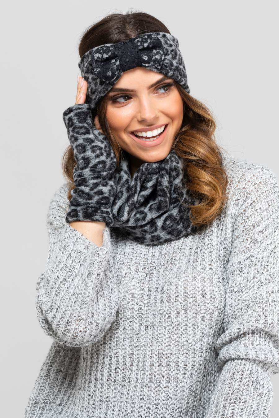 Opaska Damska, Model: Columbia-Opaska, Kolor: grafitowy, Skład materiału: 56% Wełna; 24% Poliester; 20% Akryl, Przeznaczenie: Jesień/Zima, Rozmiar: Uniwersalny (54-60) (Opaska Damska, zdjęcie 2)