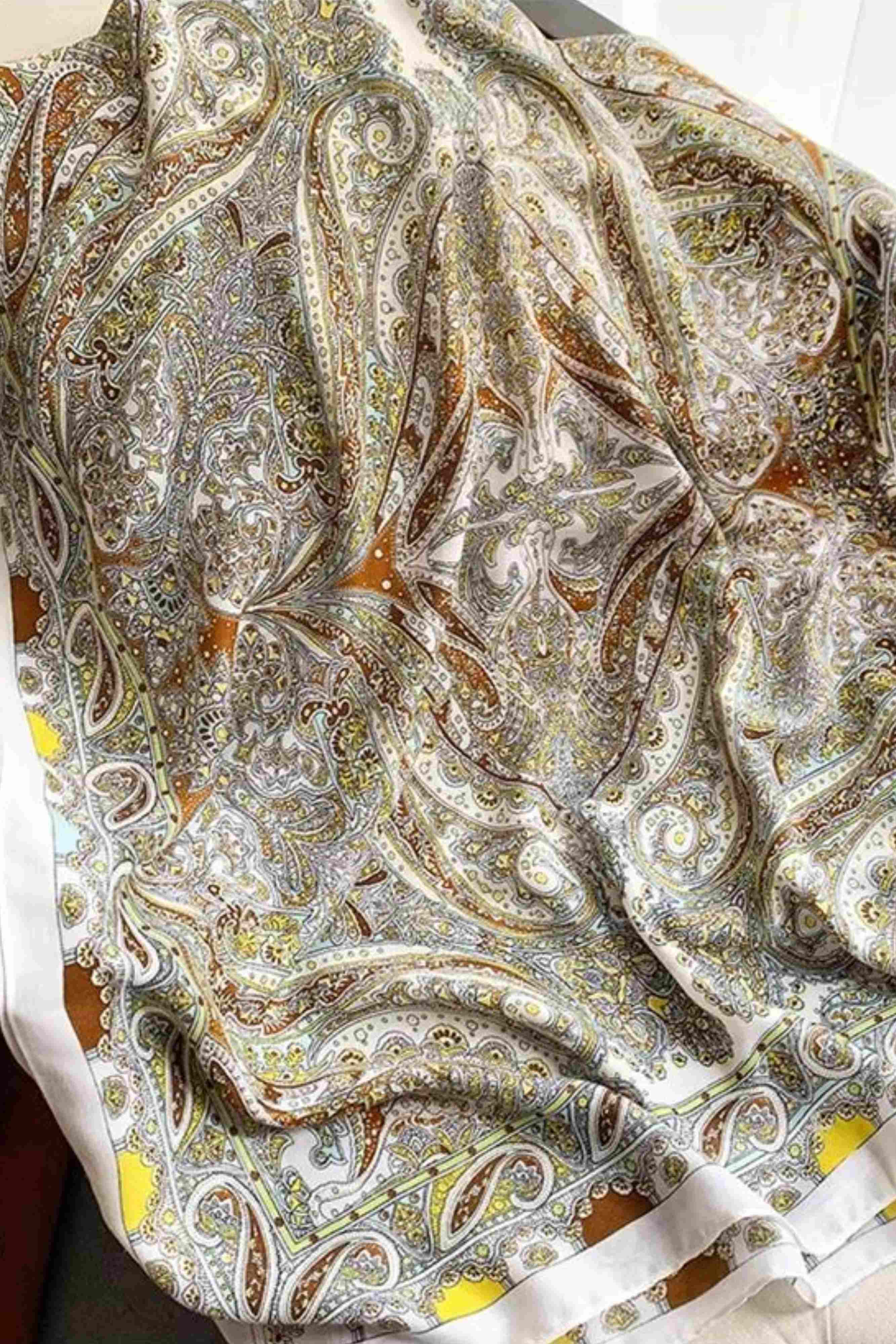 Detail šátku o rozměrech 180 x 85 cm, ukazující bohatý vzor paisley v harmonických barvách | KAMEA | Spironik.pl