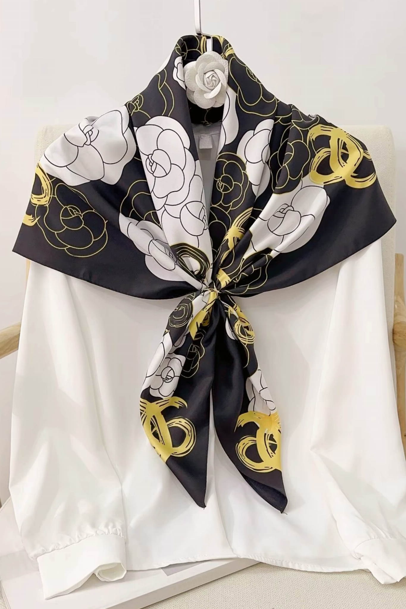 Apaszka w użyciu, stylowo ułożona na szyi, dodająca elegancji każdej stylizacji | KAMEA | Spironik.pl