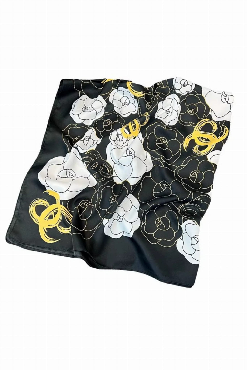 Detal apaszki z graficznym motywem kwiatów w kontrastowych kolorach czerni, bieli i żółci | KAMEA | Spironik.pl