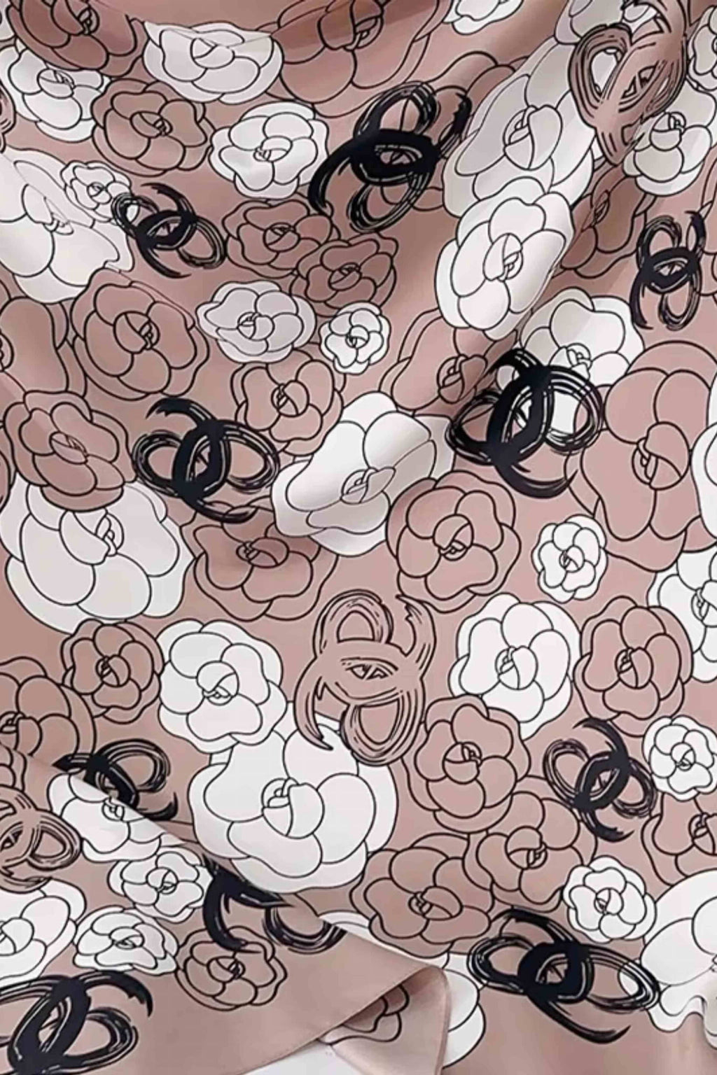 Apaszka w odcieniach beżu i bieli, idealna do noszenia na szyi lub ramionach w różnych stylizacjach | KAMEA | Spironik.pl