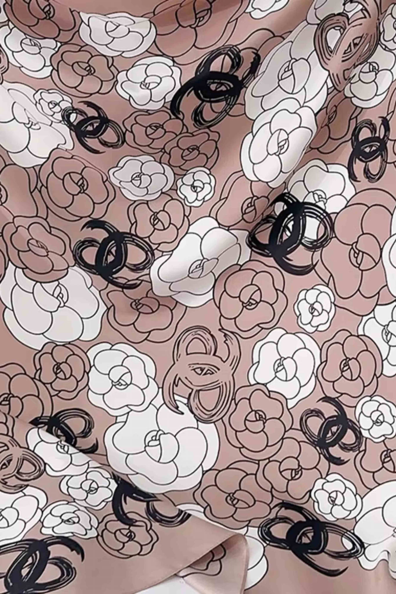 Apaszka w odcieniach beżu i bieli, idealna do noszenia na szyi lub ramionach w różnych stylizacjach | KAMEA | Spironik.pl