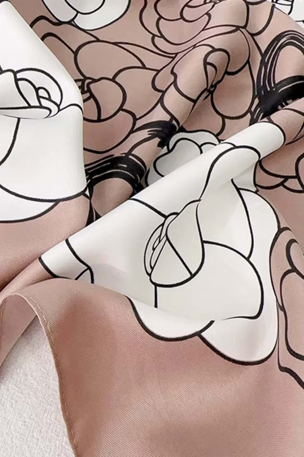 Widok apaszki z boku, prezentujący jej lekkość i delikatną fakturę satyny | KAMEA | Spironik.pl