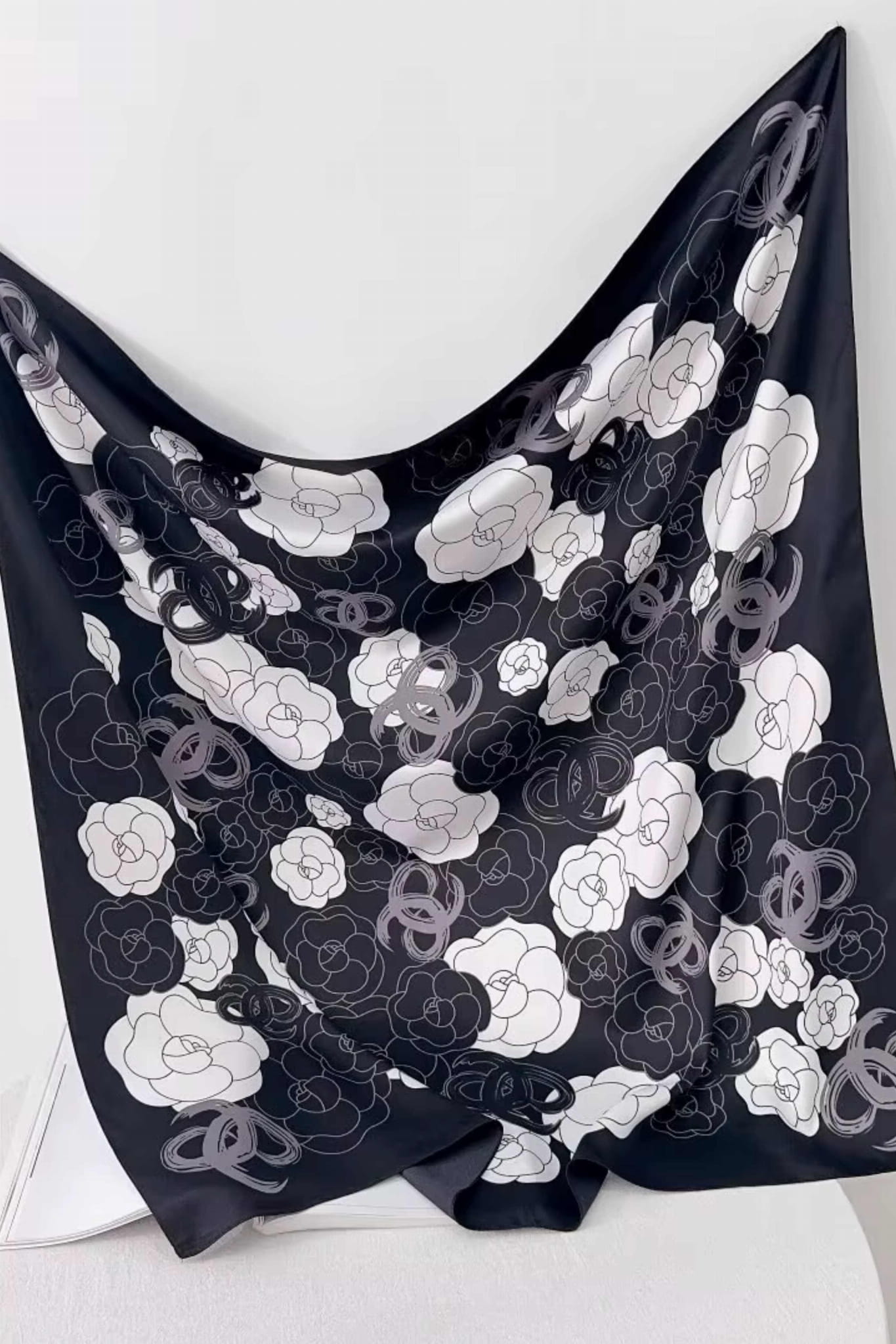 Detal apaszki z motywem kwiatowym, ukazujący elegancką fakturę satyny i kontrastowe kolory | KAMEA | Spironik.pl