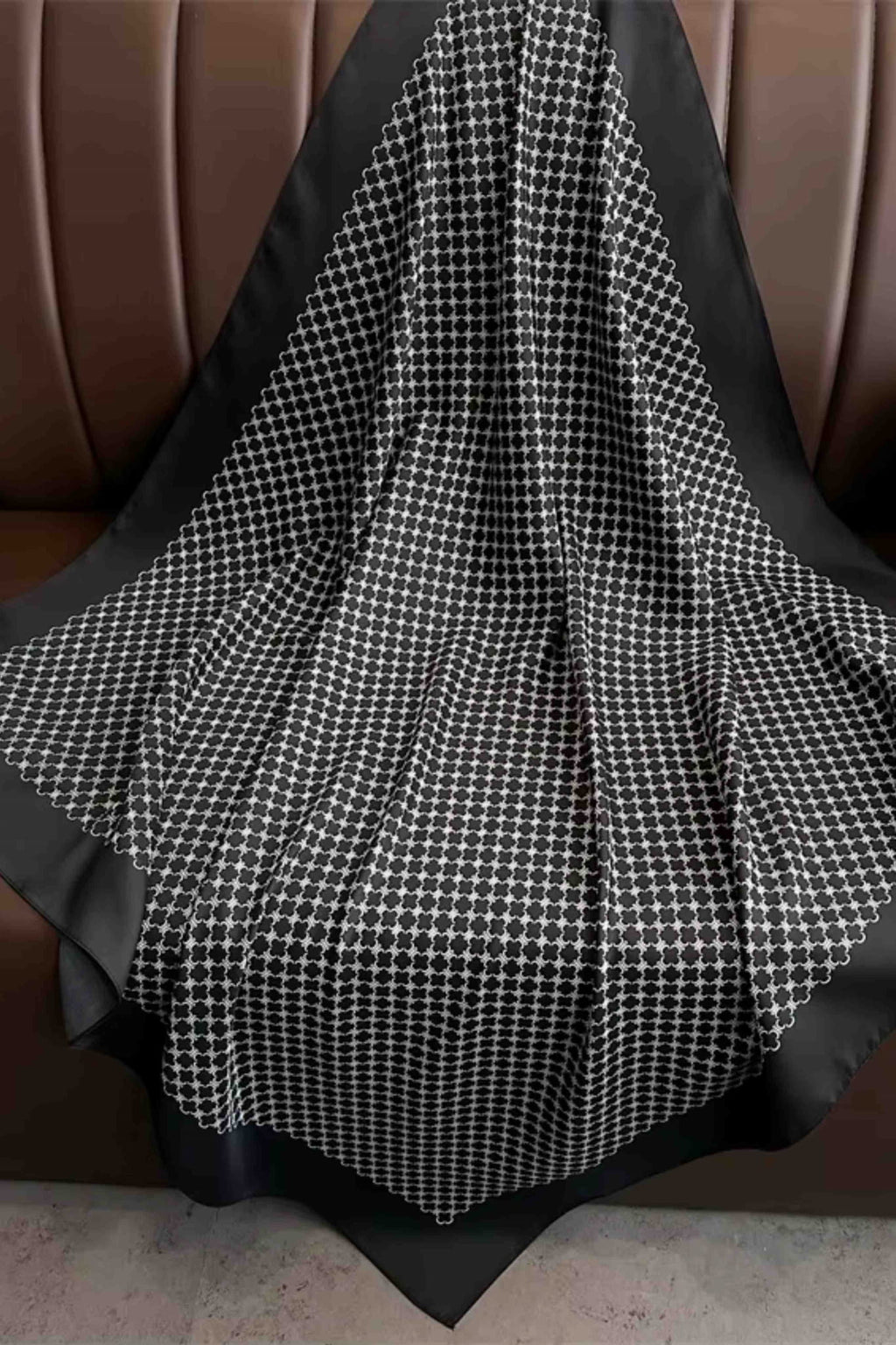 Detal apaszki z widocznym białym wzorem geometrycznym na czarnym tle | KAMEA | Spironik.pl