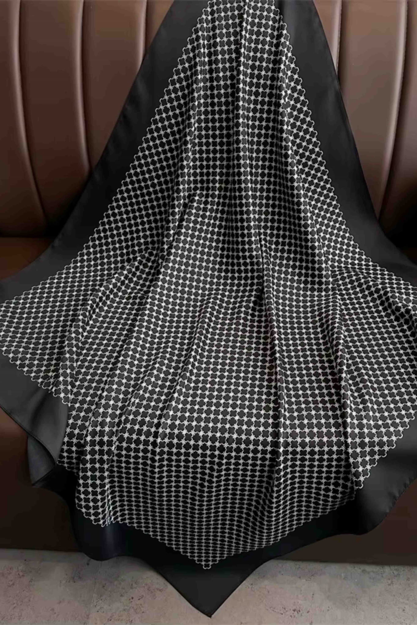 Detal apaszki z widocznym białym wzorem geometrycznym na czarnym tle | KAMEA | Spironik.pl