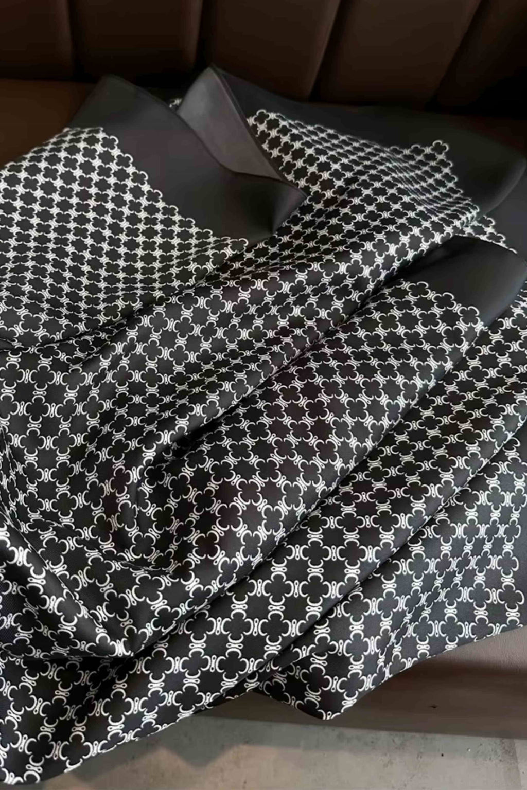 Apaszka w użyciu, stylowo związana na szyi, podkreślająca elegancki look | KAMEA | Spironik.pl